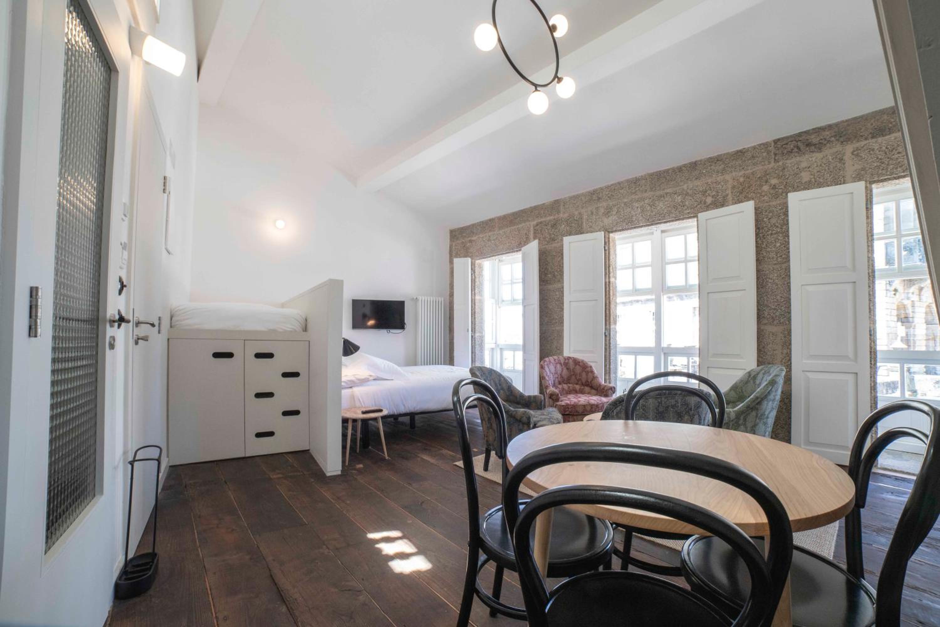 Duplex Apartment with Street Views - Photo 12