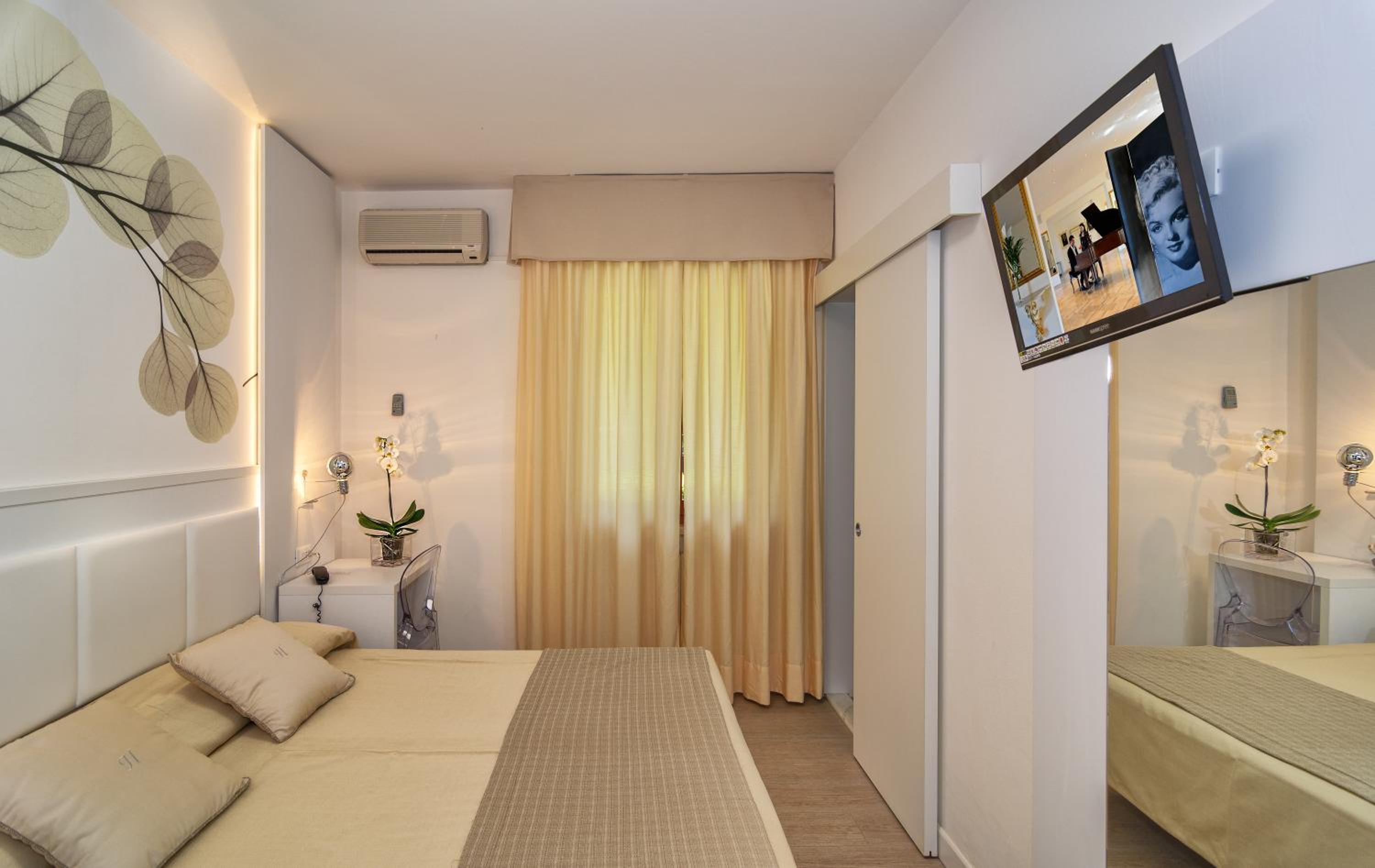Double Room - Photo 7
