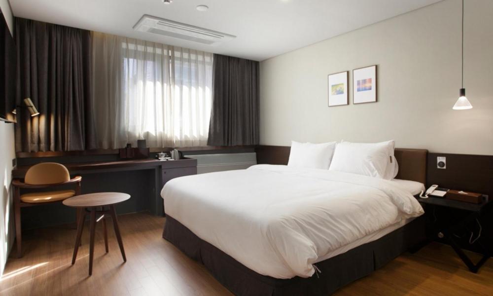 Business Package for 1 – Double Room Assigned at Check-in