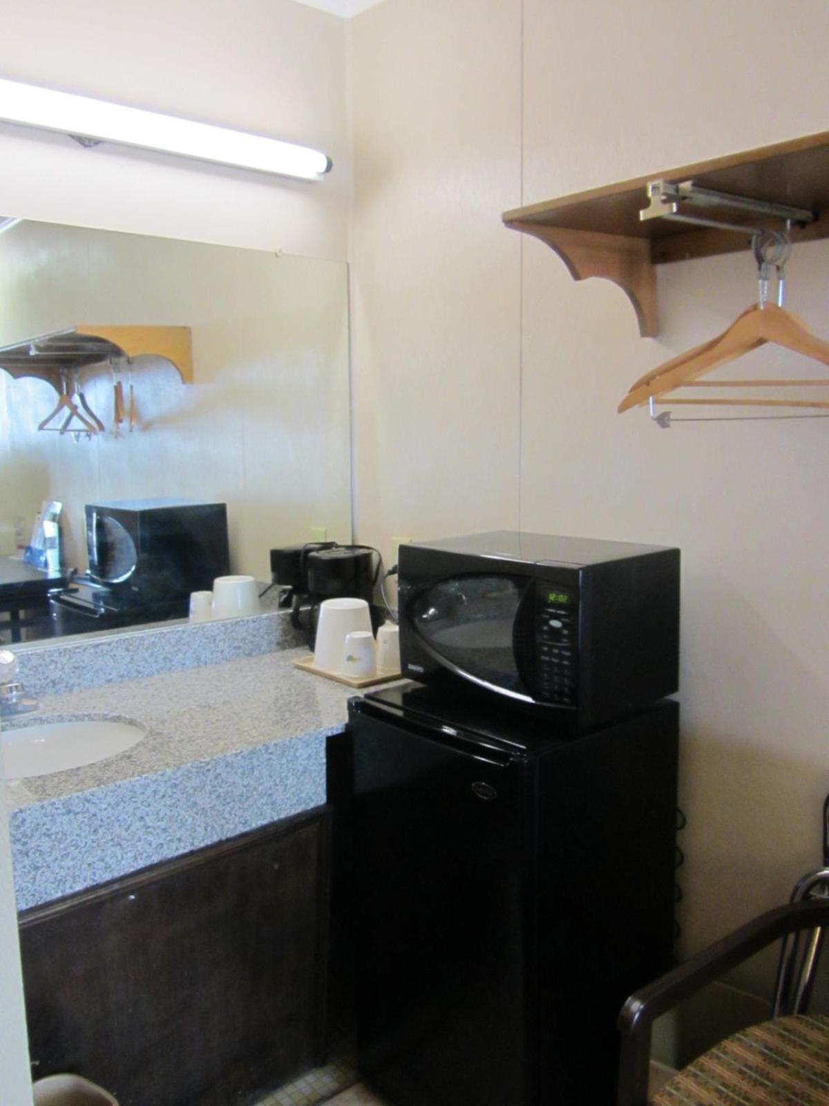 Double Room with Two Double Beds - Non-Smoking - Photo 4
