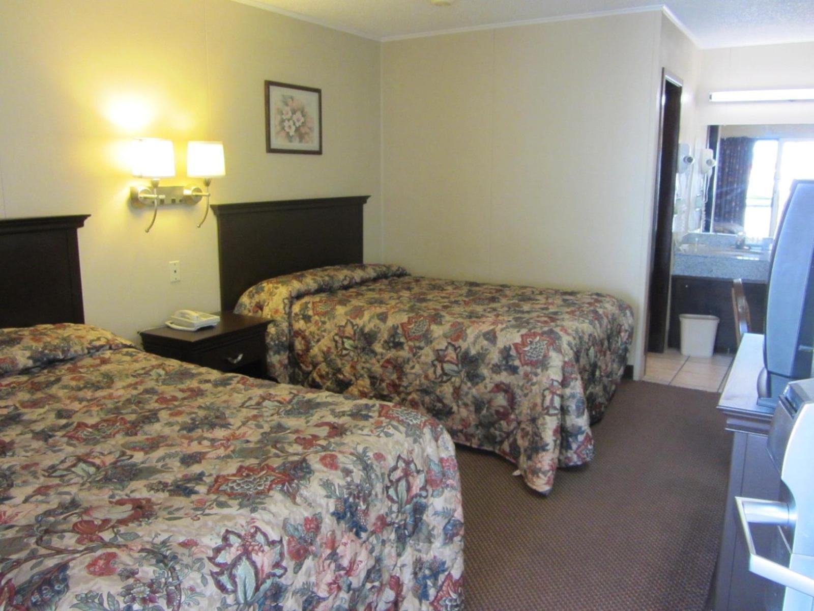 Double Room with Two Double Beds - Non-Smoking - Photo 2
