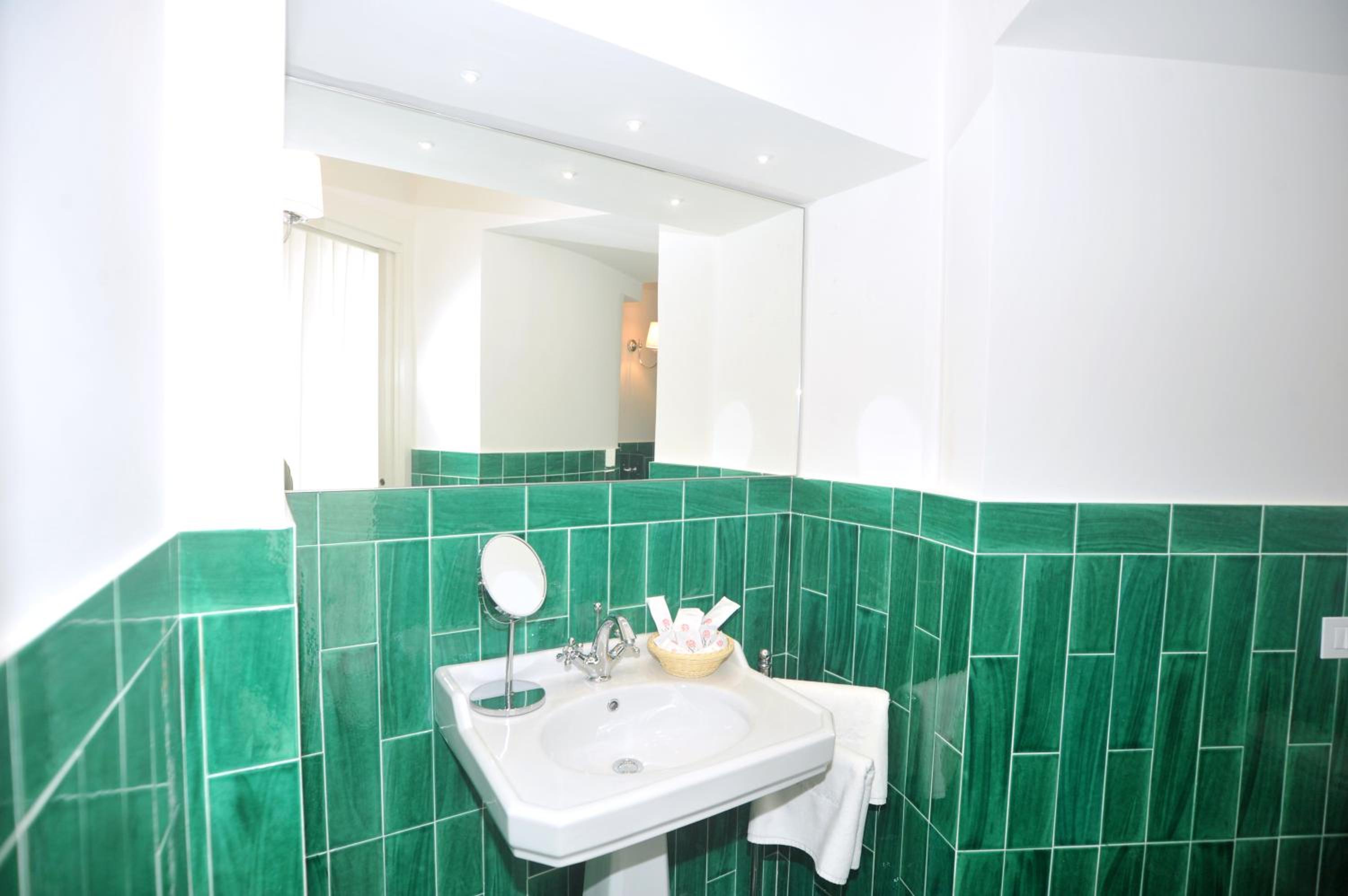 King Suite with Sea View - Photo 35