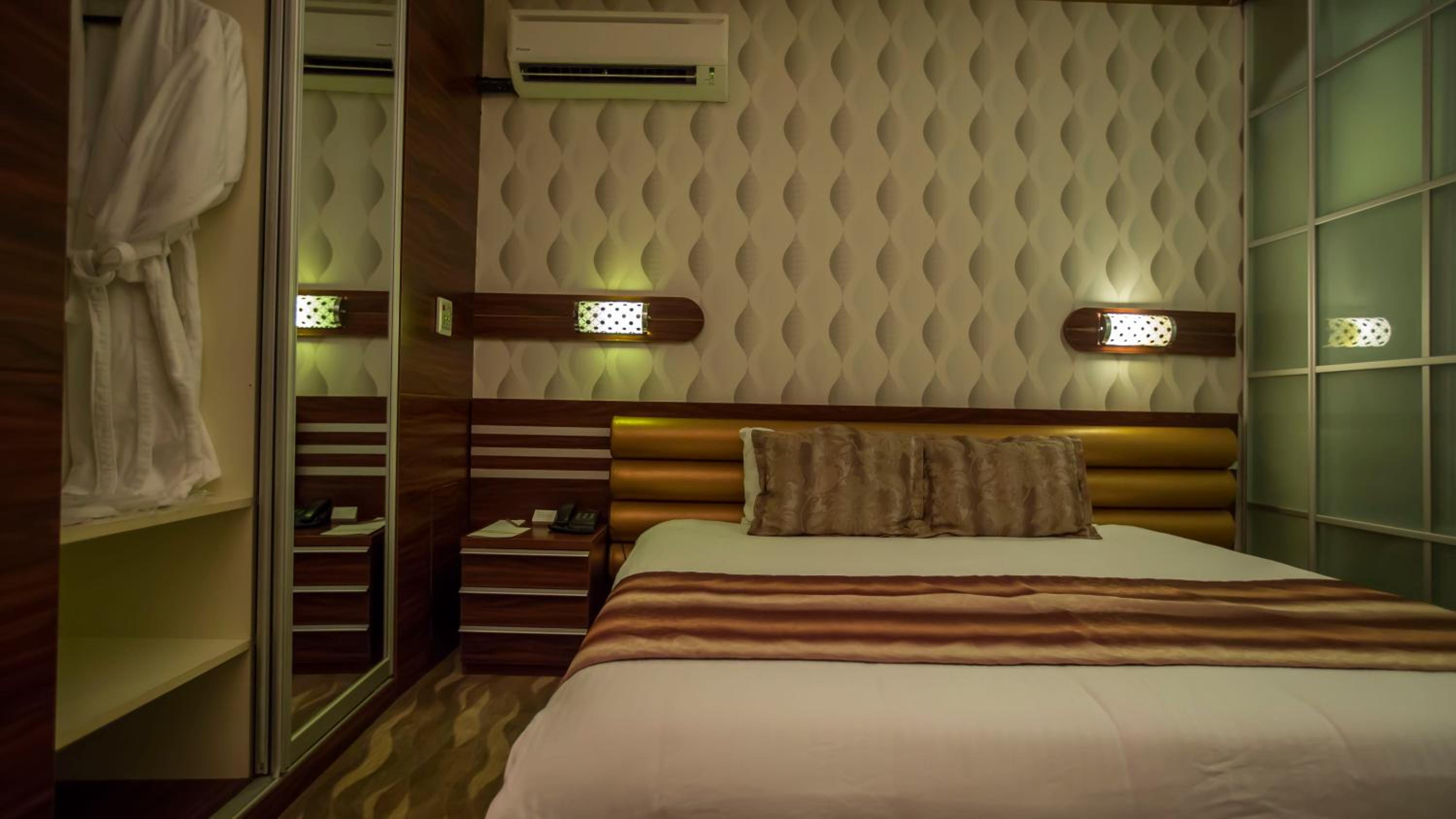 Standard Double or Twin Room - Photo 9