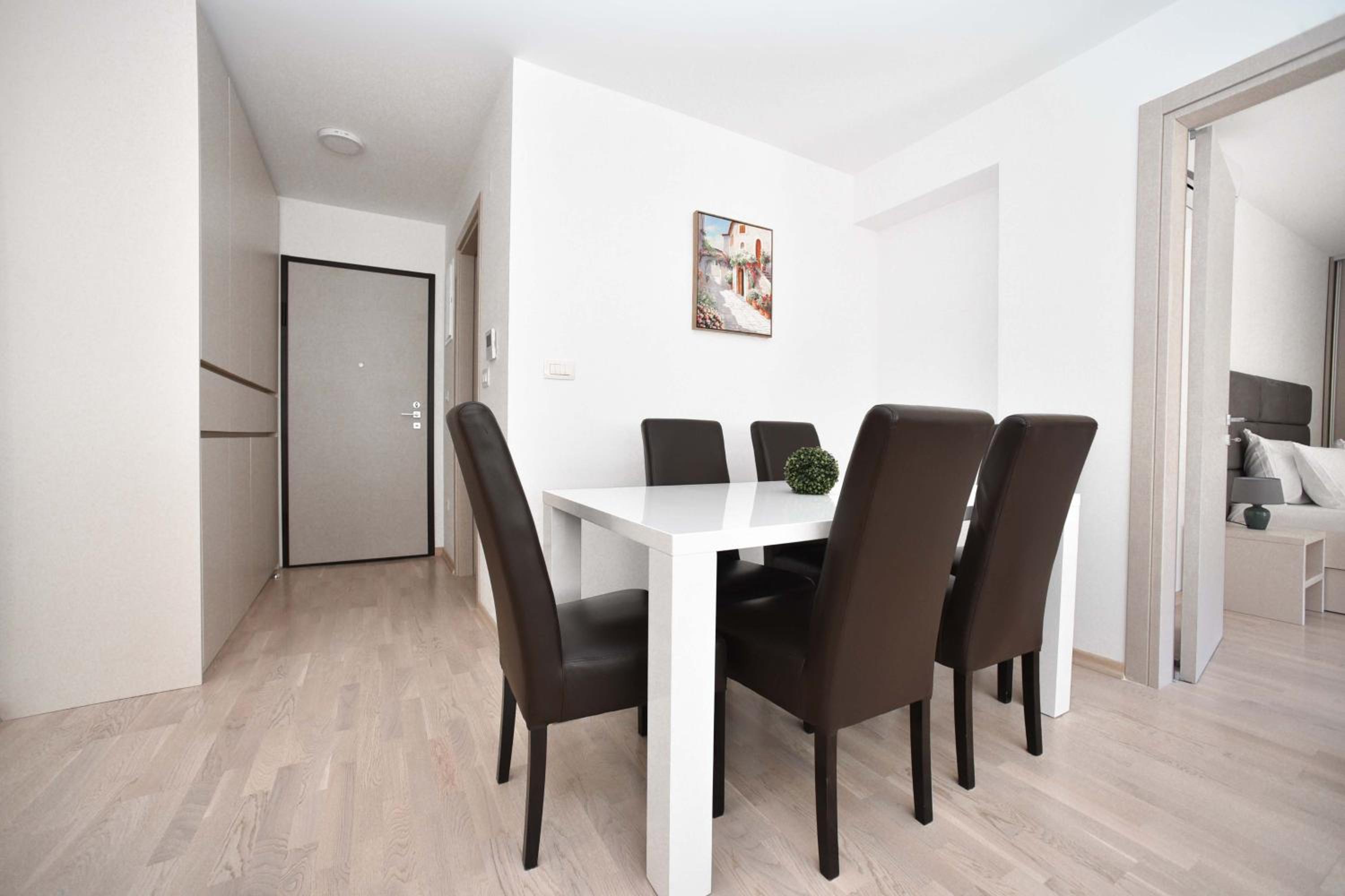 Deluxe Two-Bedroom Apartment with Terrace and Sea View photo 2