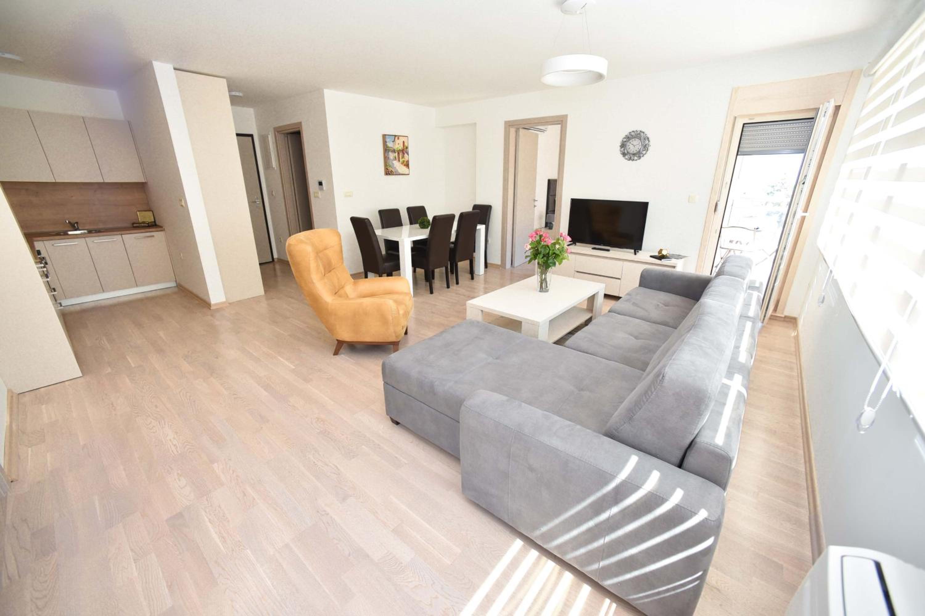 Deluxe Two-Bedroom Apartment with Terrace and Sea View photo 3