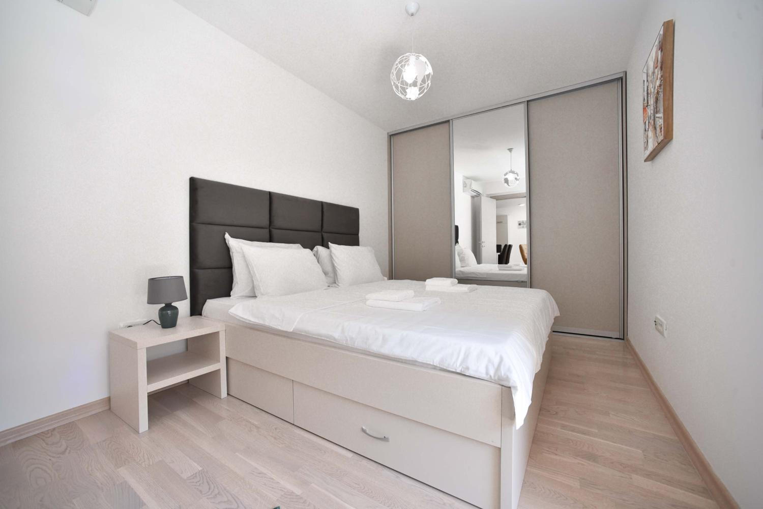 Deluxe Two-Bedroom Apartment with Terrace and Sea View photo 2