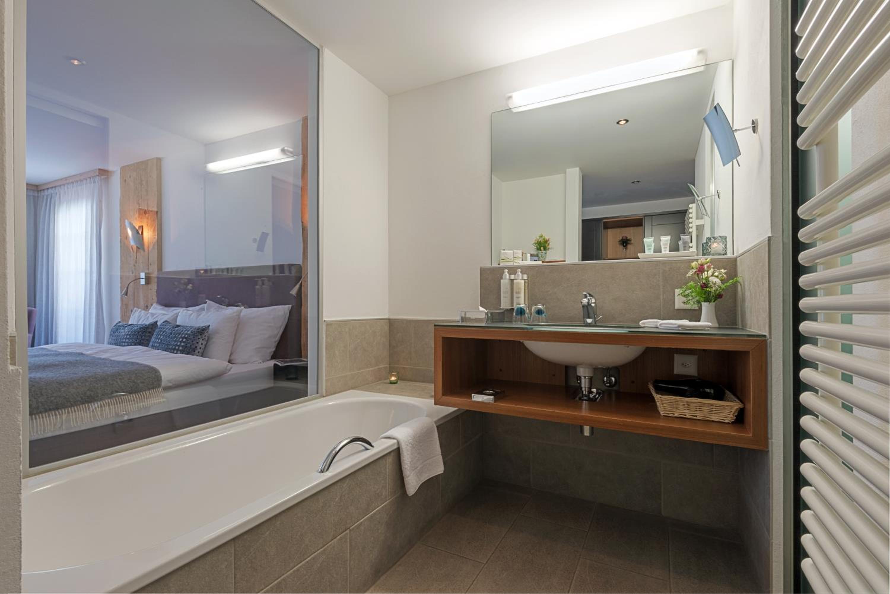 Alpine Junior Suite with Matterhorn View photo 2
