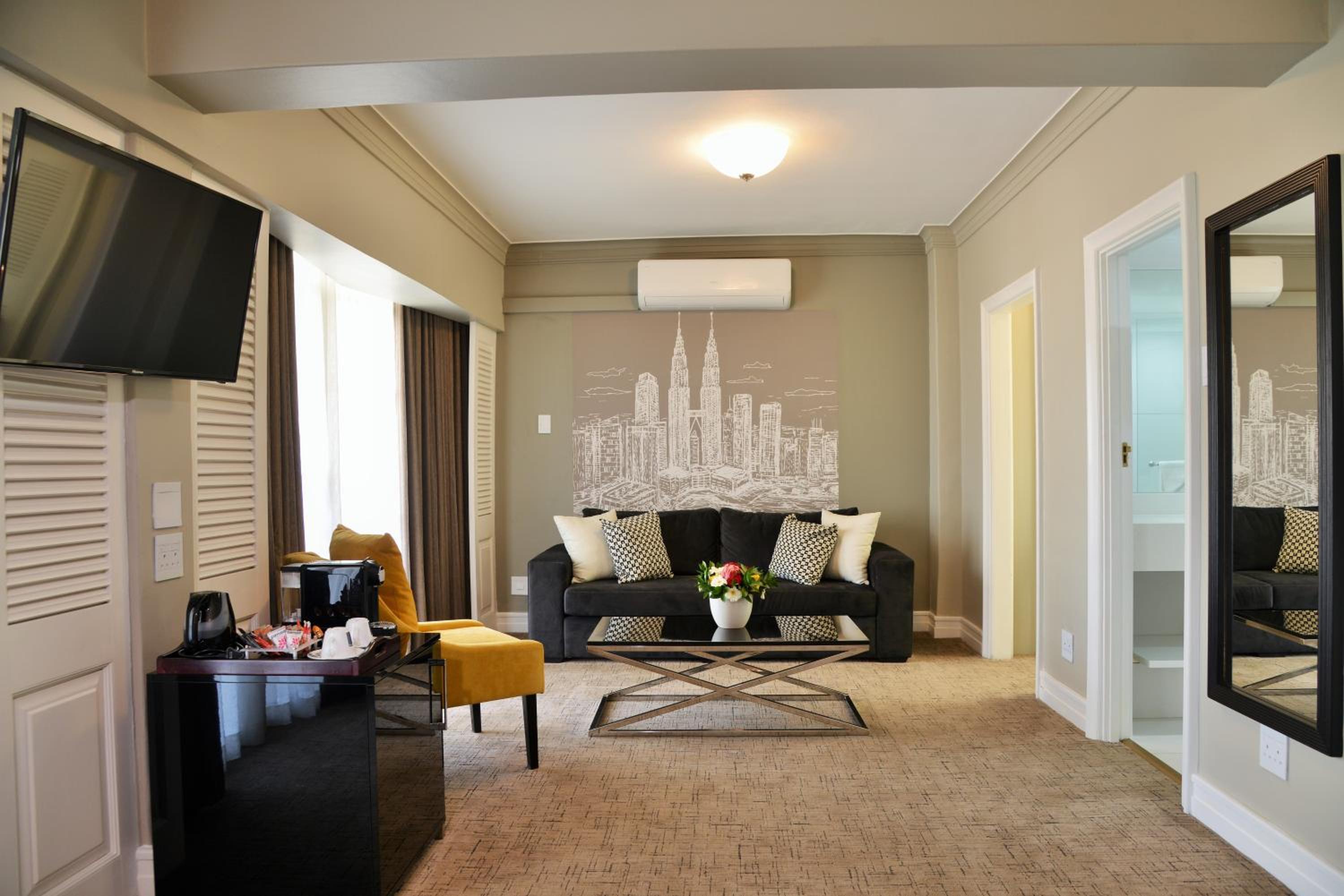Suite - Photo 9
