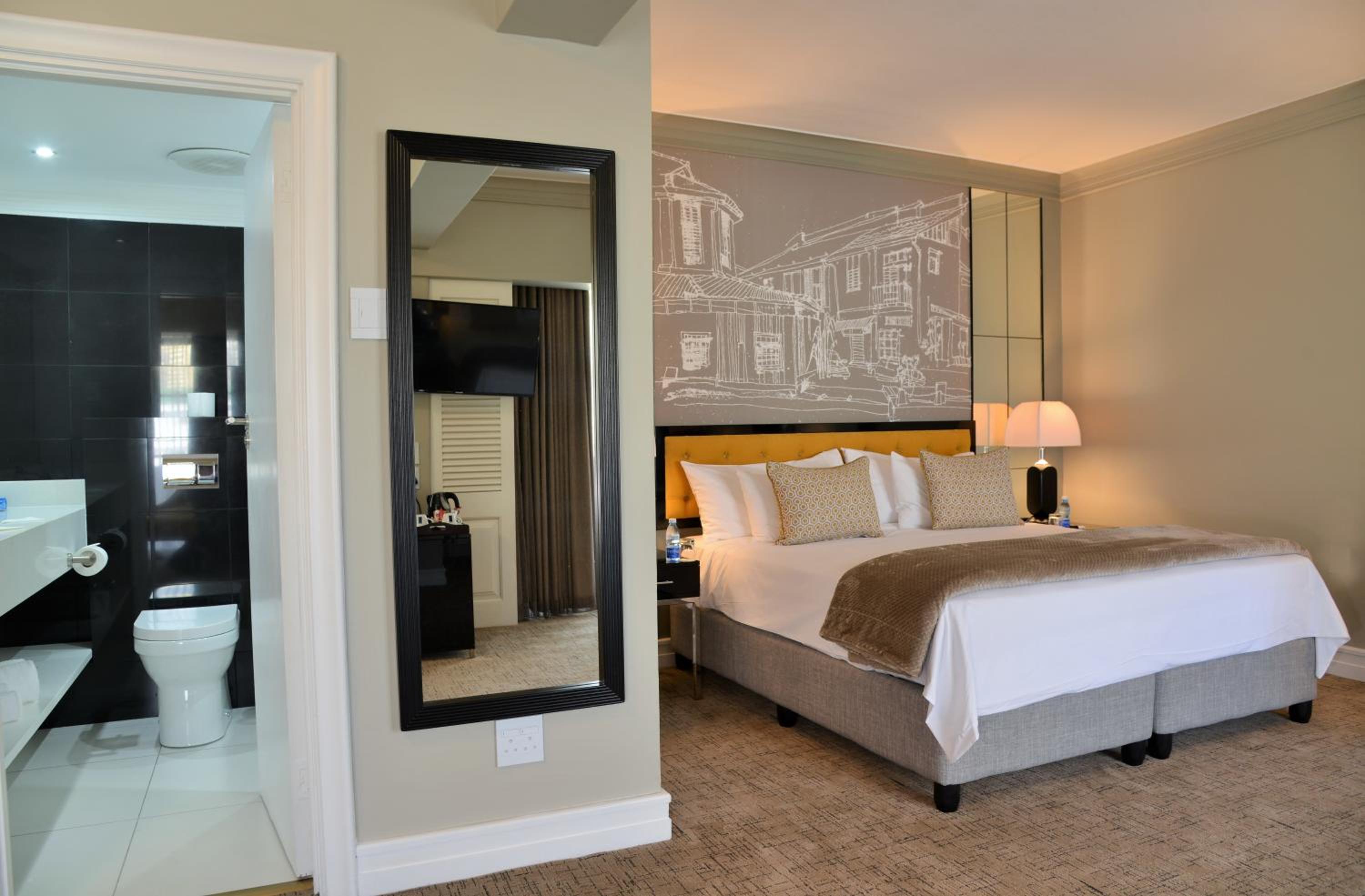 Suite - Photo 11