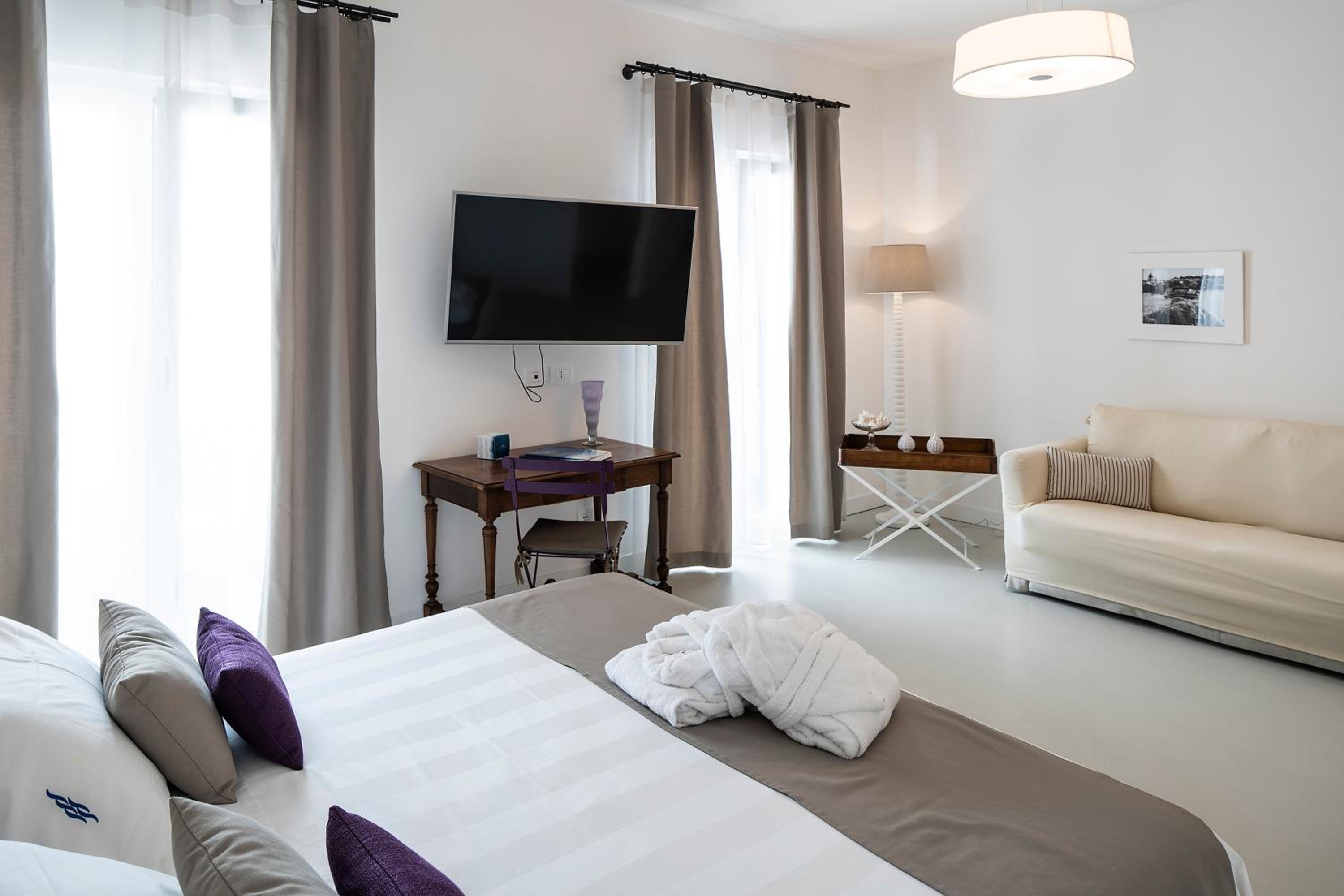 Junior Suite with Balcony and Terrace and Sea View - Photo 17