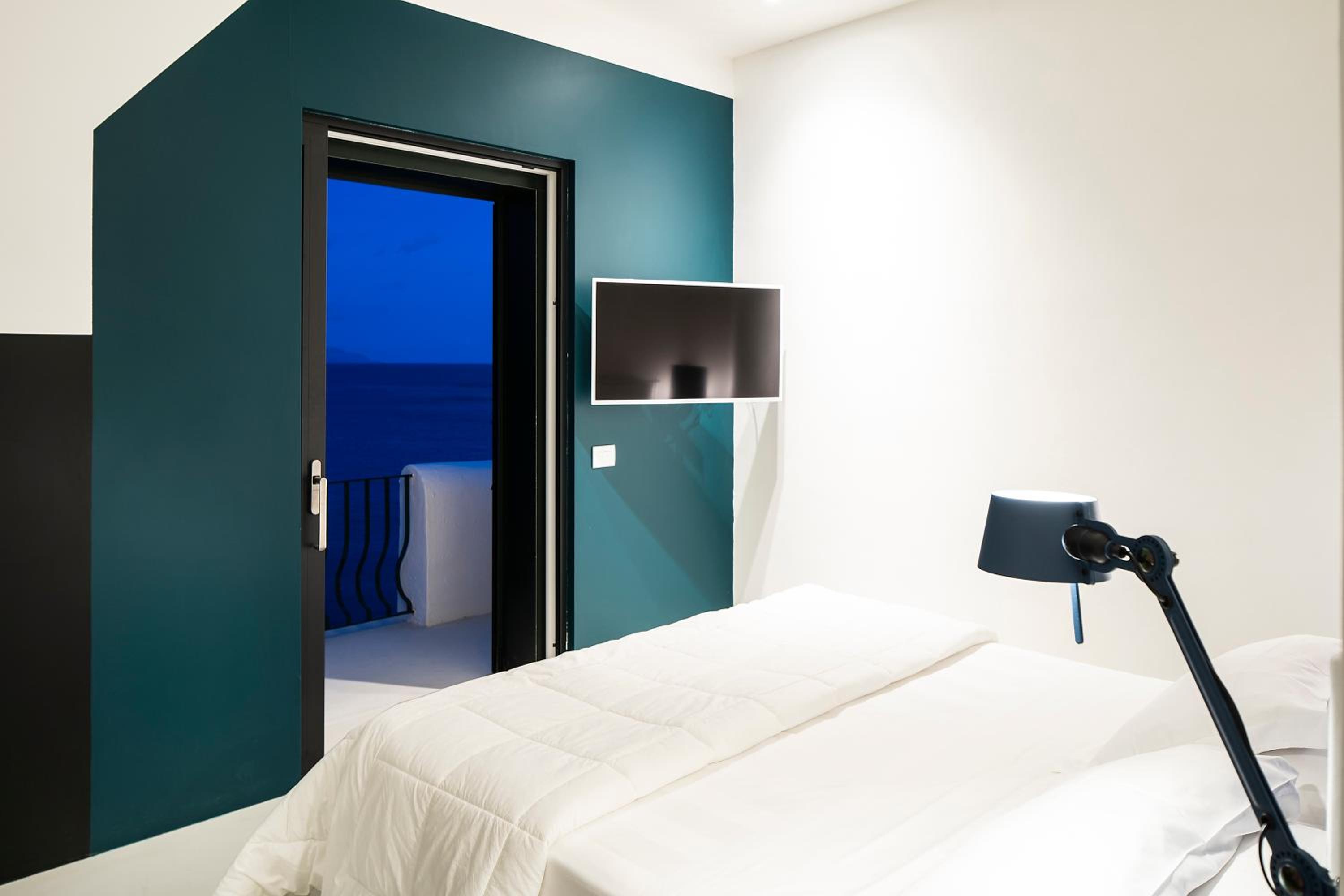 Deluxe Suite with Balcony and Terrace and Sea View - Photo 16