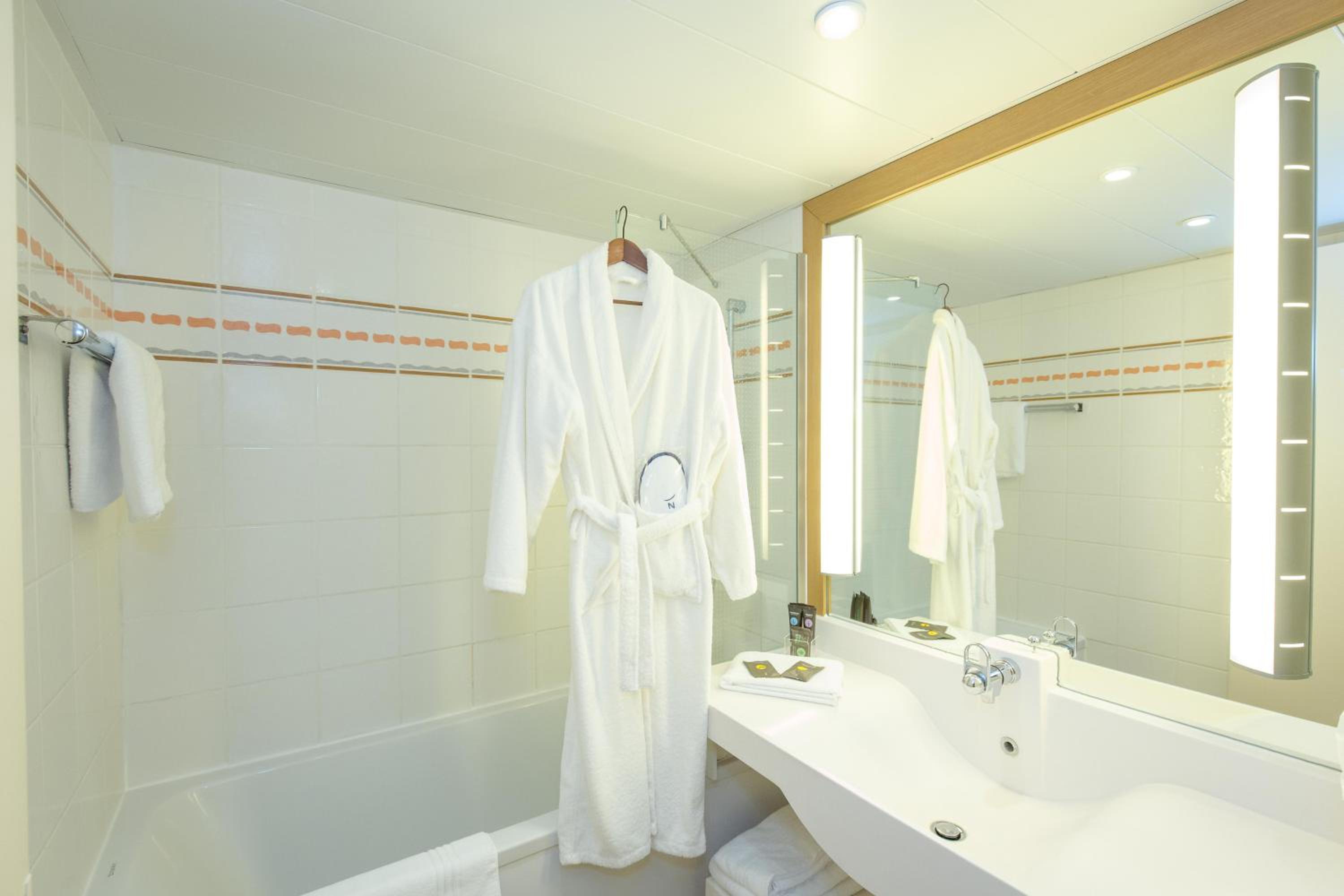 Executive Room with One Double Bed and One Sofa - Photo 4