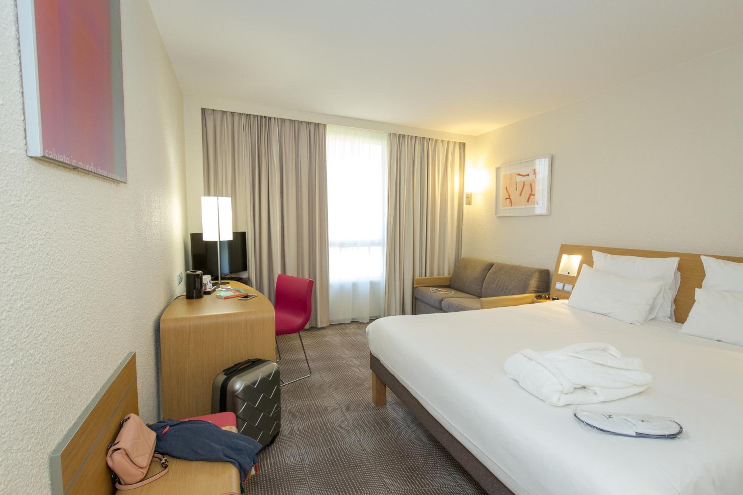 Executive Room with One Double Bed and One Sofa - Photo 3