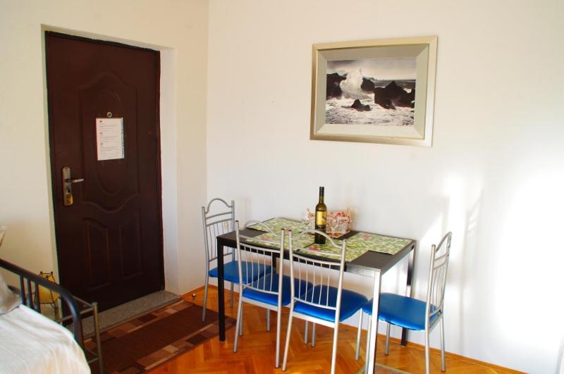 One-Bedroom Apartment - Photo 1