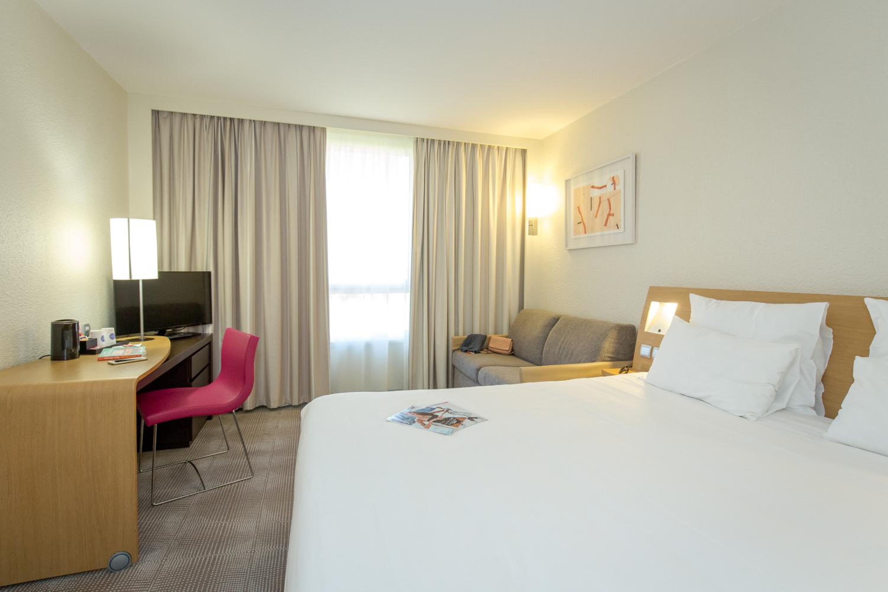 Executive Room with One Double Bed and One Sofa - Photo 11