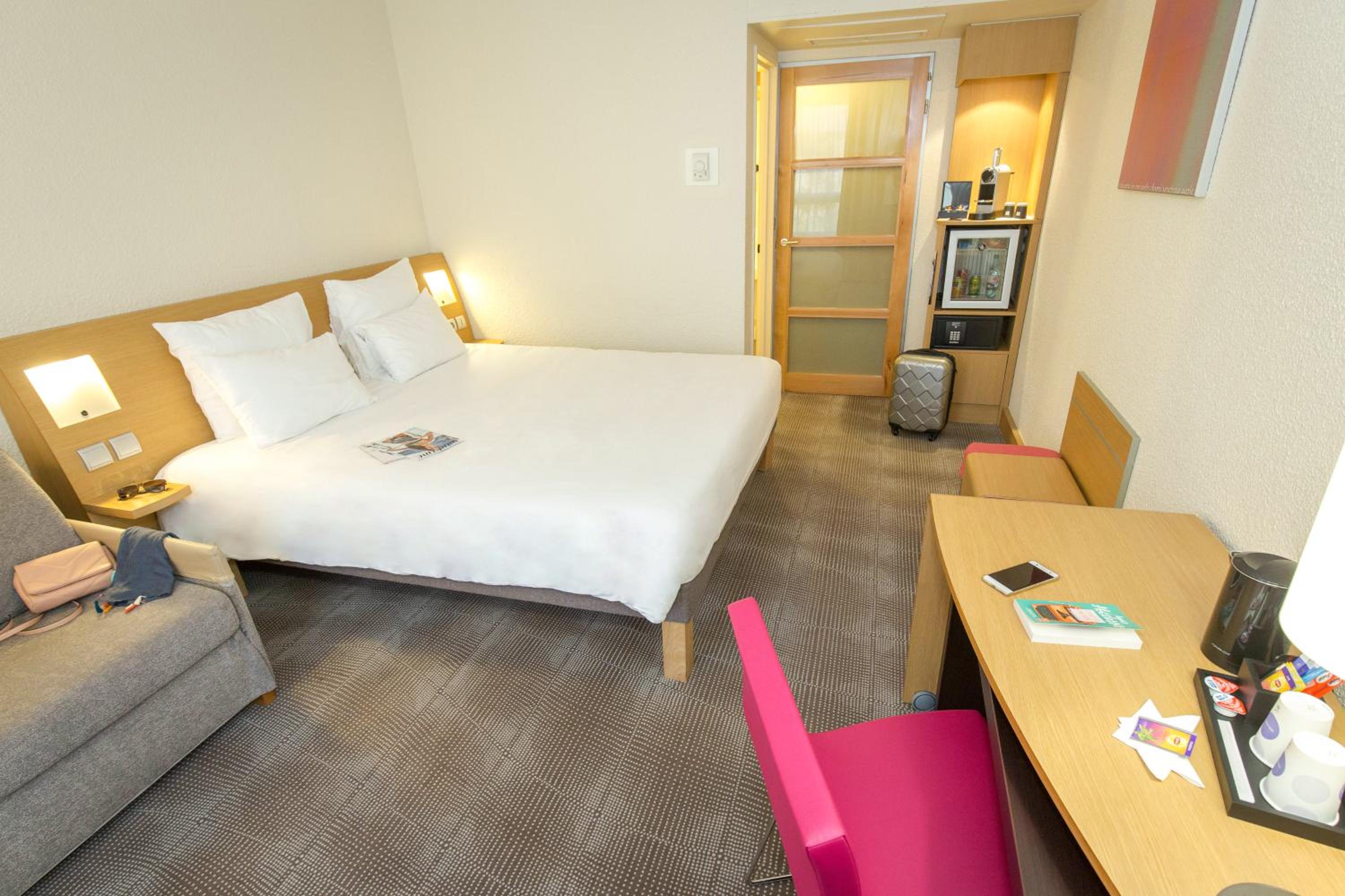 Executive Room with One Double Bed and One Sofa - Photo 10