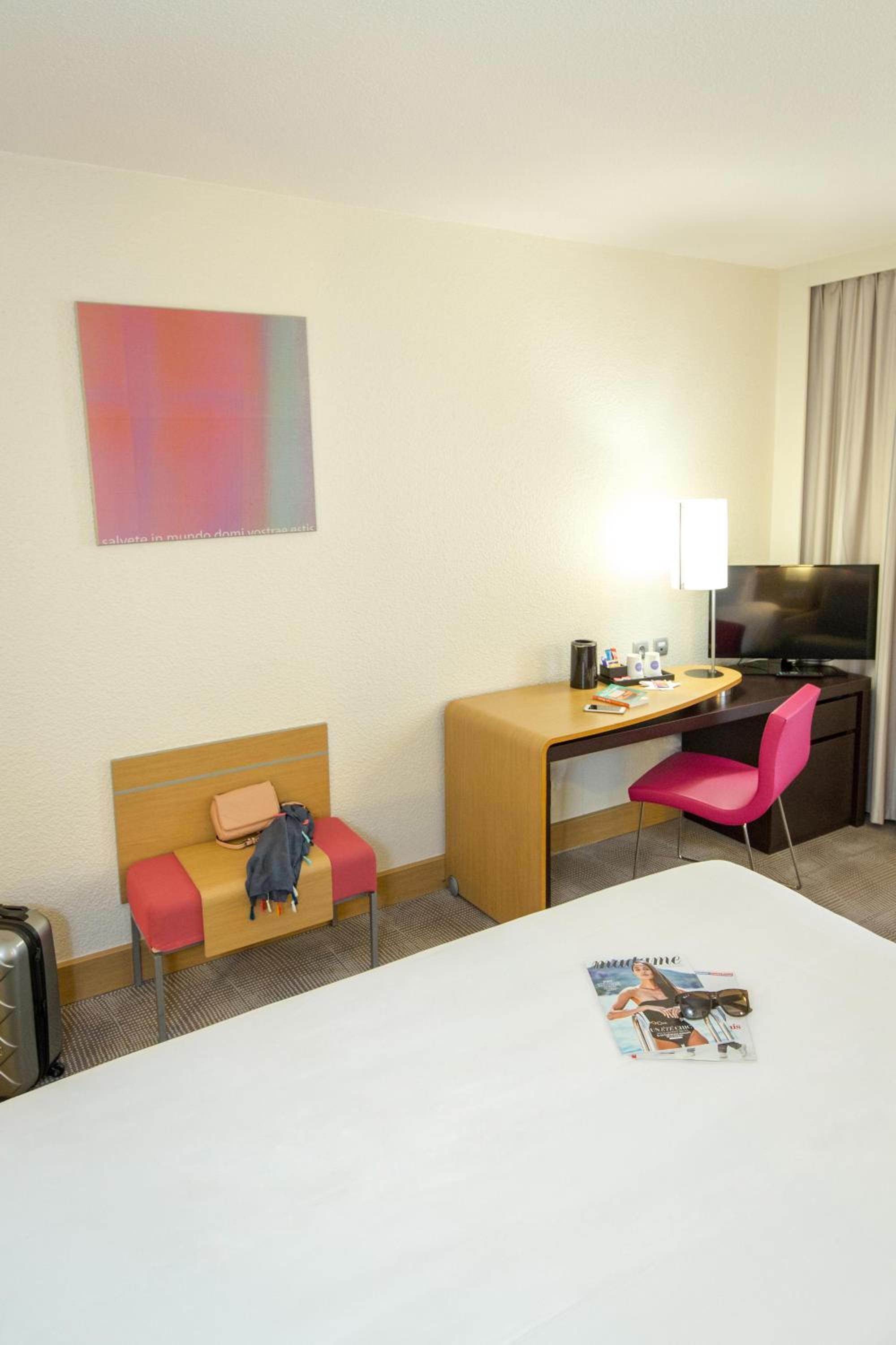 Executive Room with One Double Bed and One Sofa - Photo 9