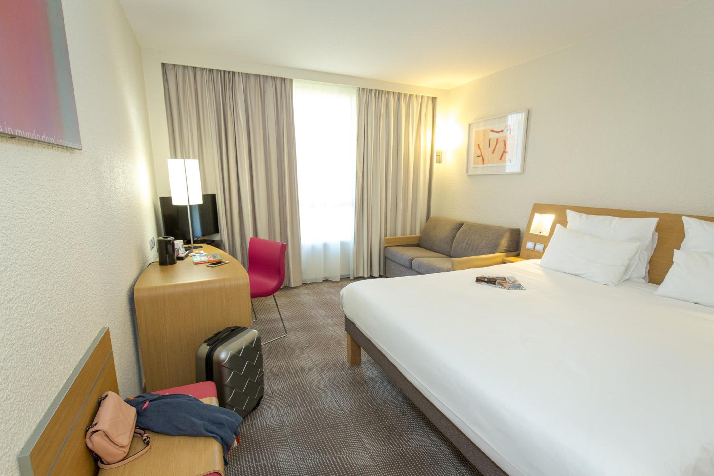 Executive Room with One Double Bed and One Sofa - Photo 8