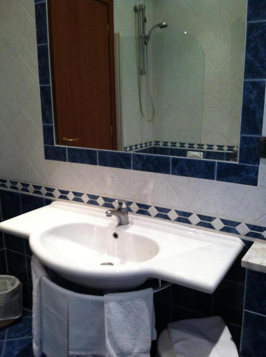 Double Room with Balcony - Photo 7
