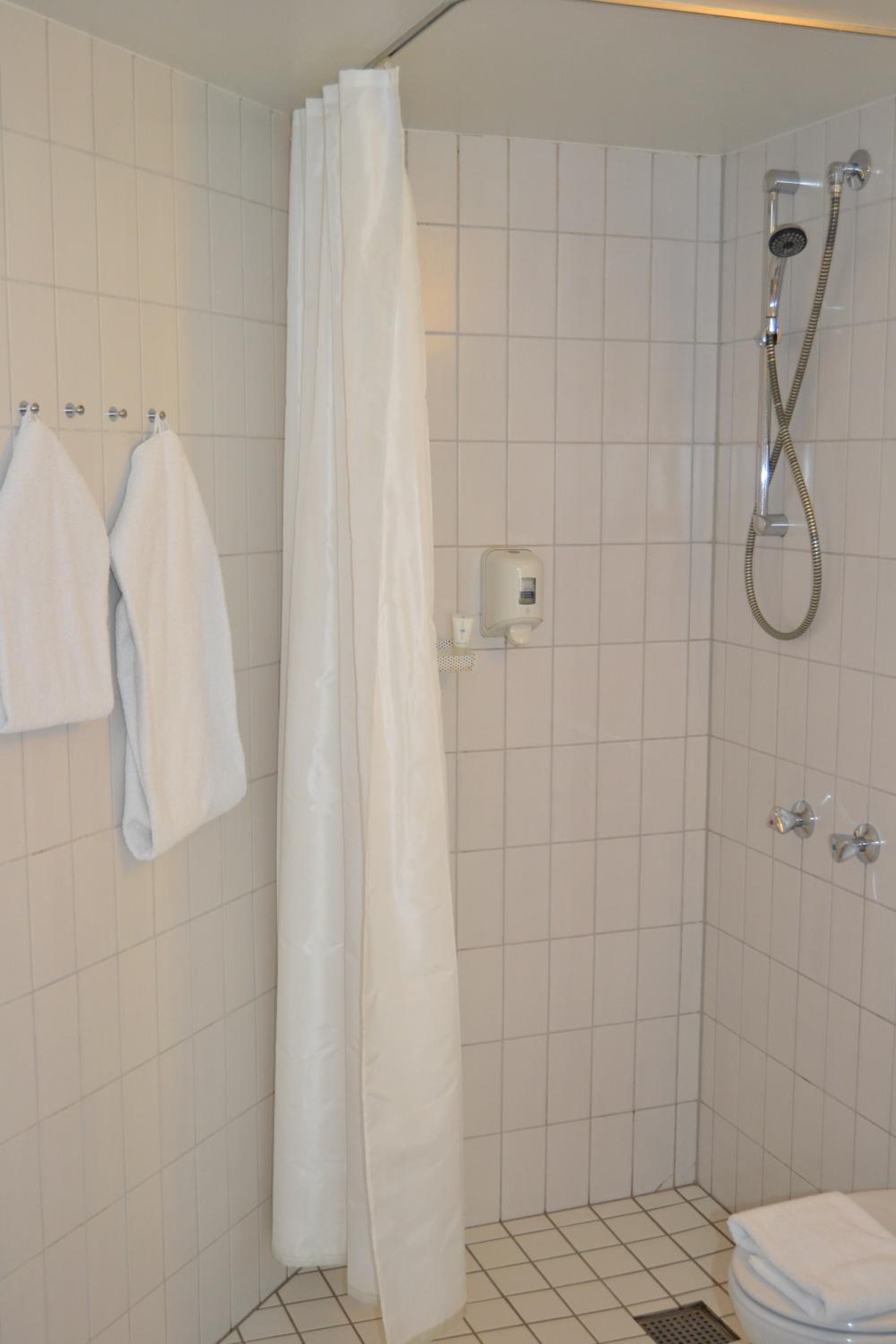 Standard Double Room with Walk-In Shower - Disability Access/Non-Smoking - Photo 6