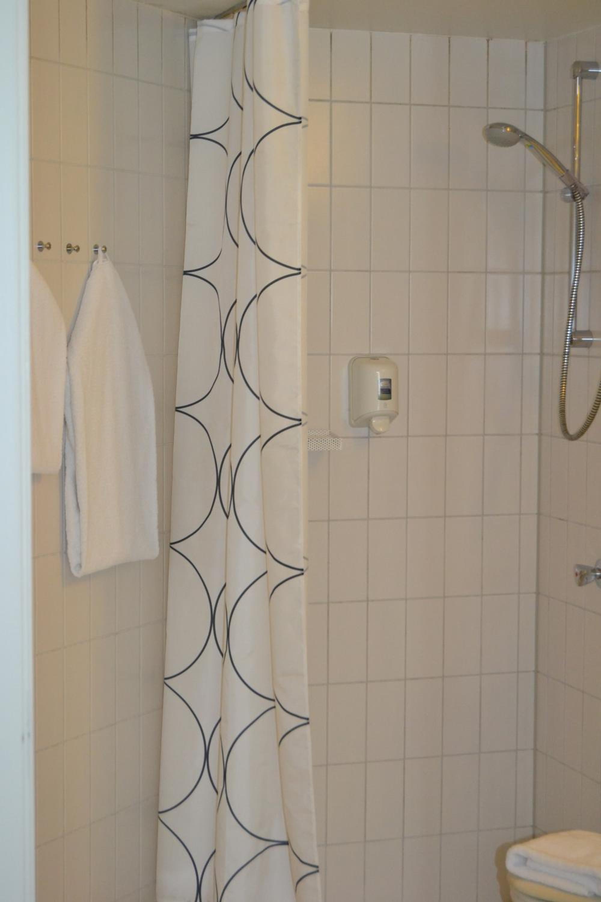 Standard Double Room with Walk-In Shower - Disability Access/Non-Smoking - Photo 5
