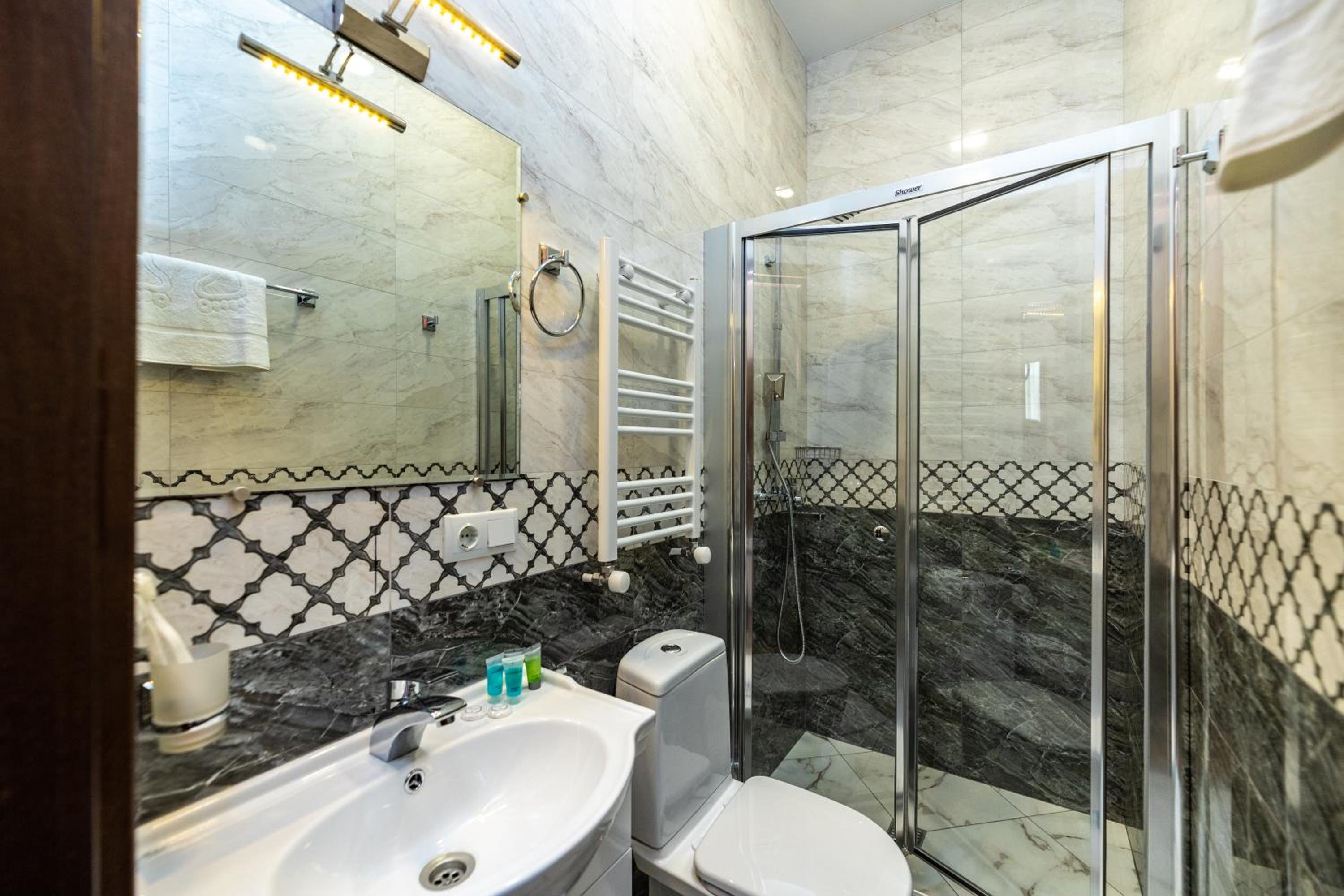 Standard Double or Twin Room - Photo 4