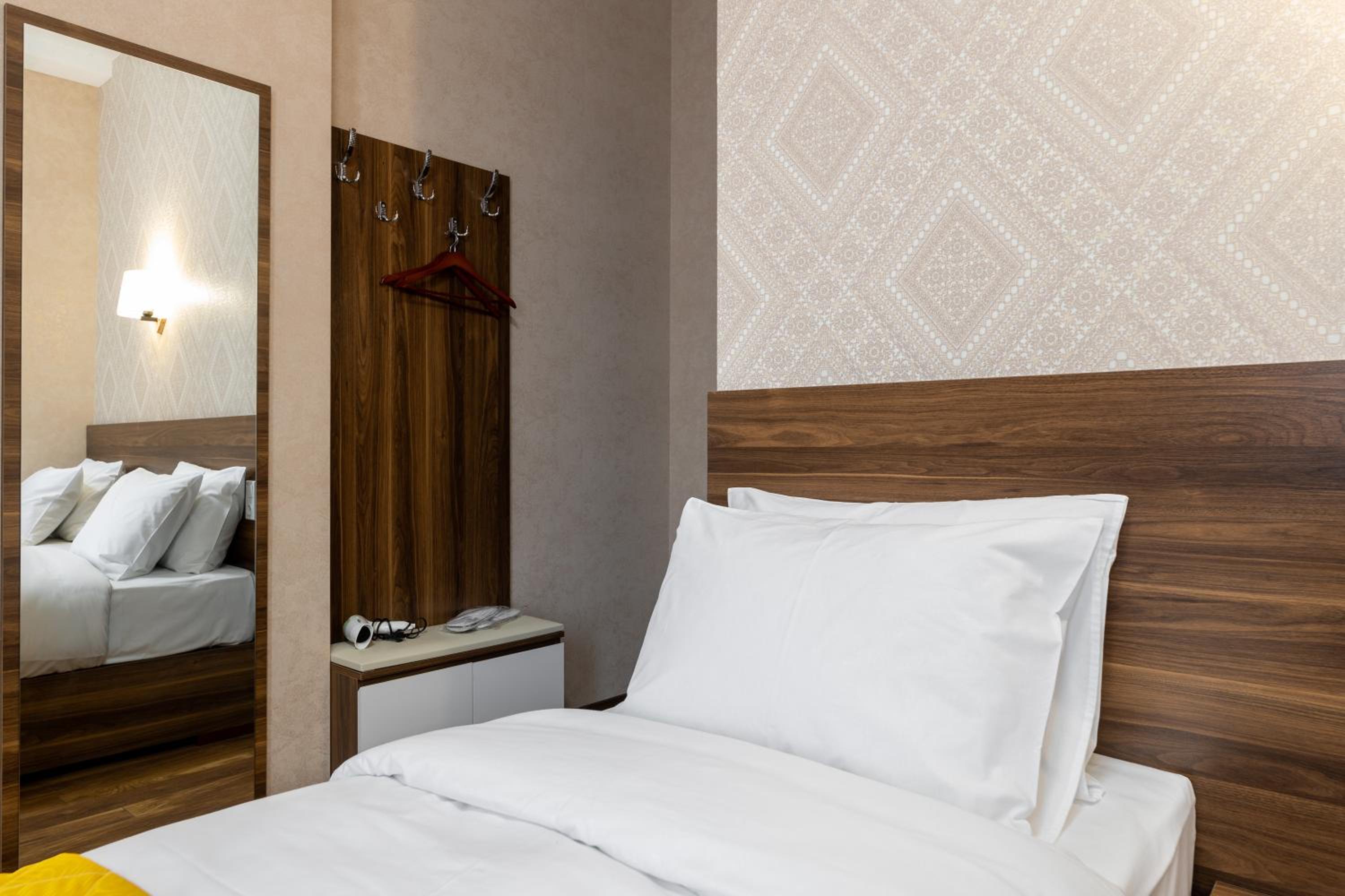 Standard Double or Twin Room - Photo 3
