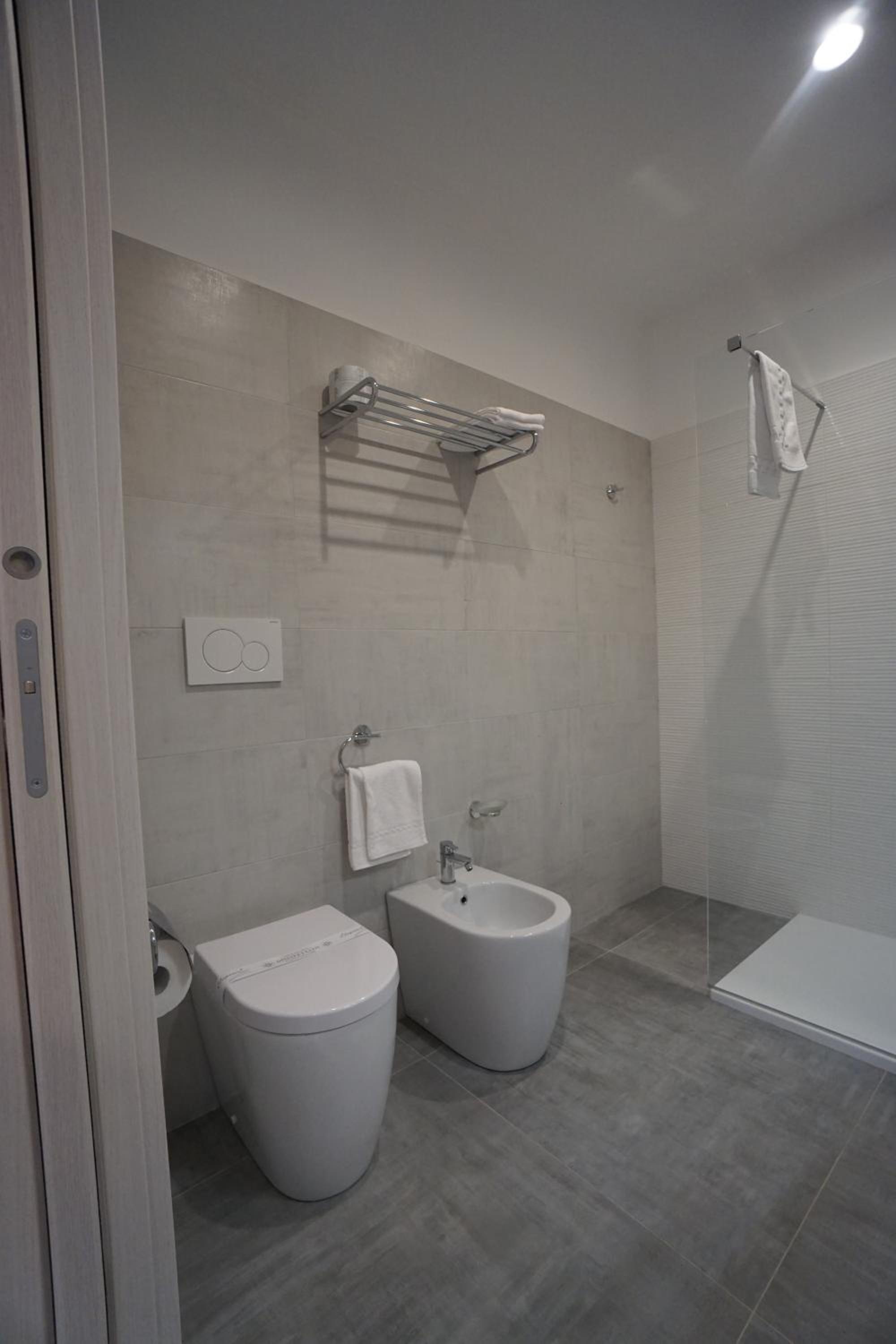 Deluxe Quadruple Room - Photo 6