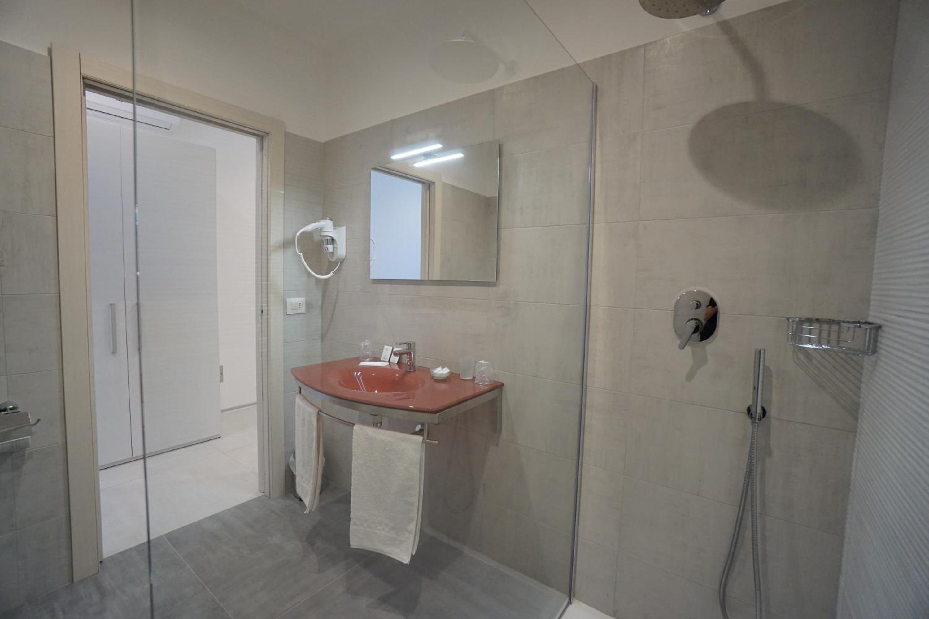 Deluxe Double or Twin Room - Photo 9