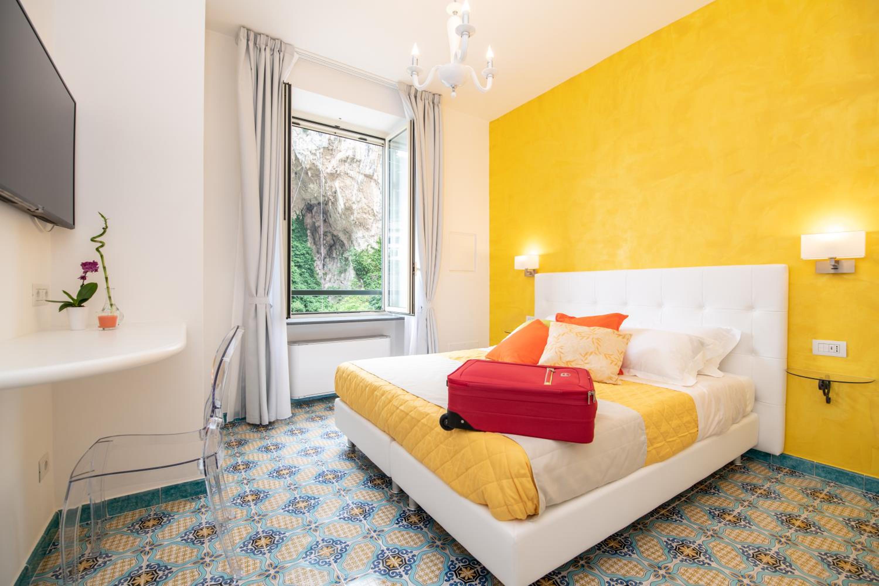 Deluxe Double Room - Photo 8