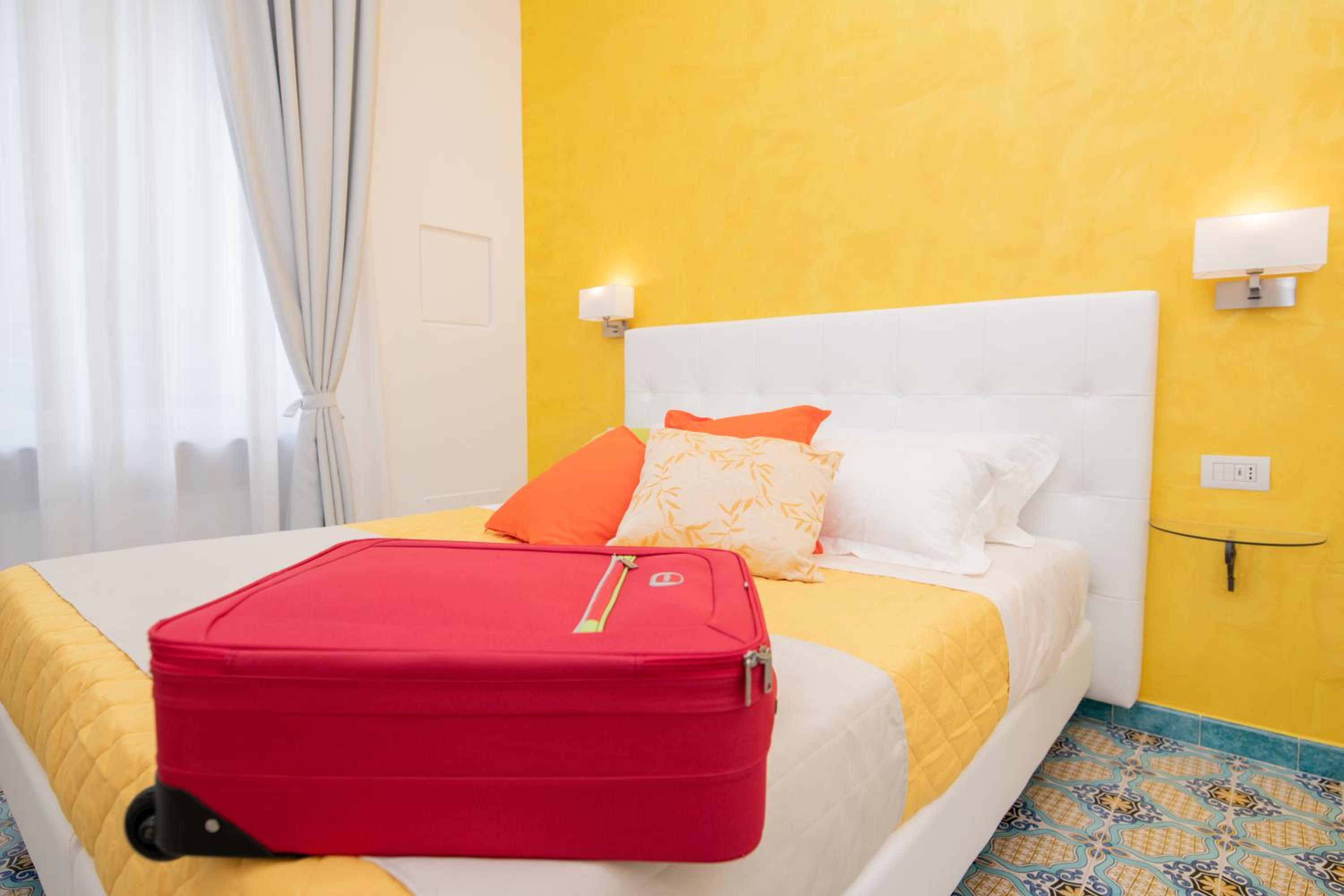 Deluxe Double Room - Photo 9