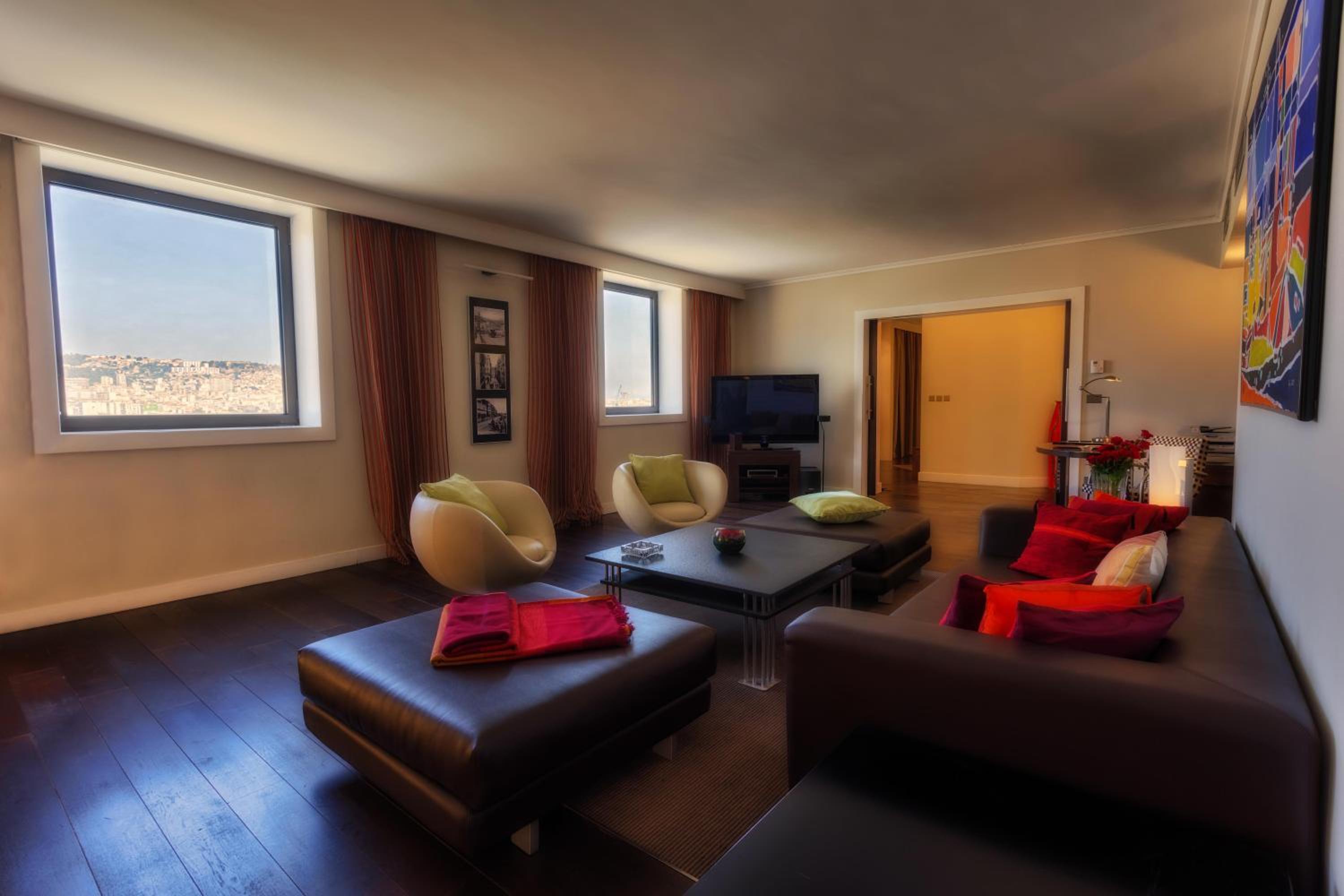 Junior King Suite with Garden or City View - Photo 17
