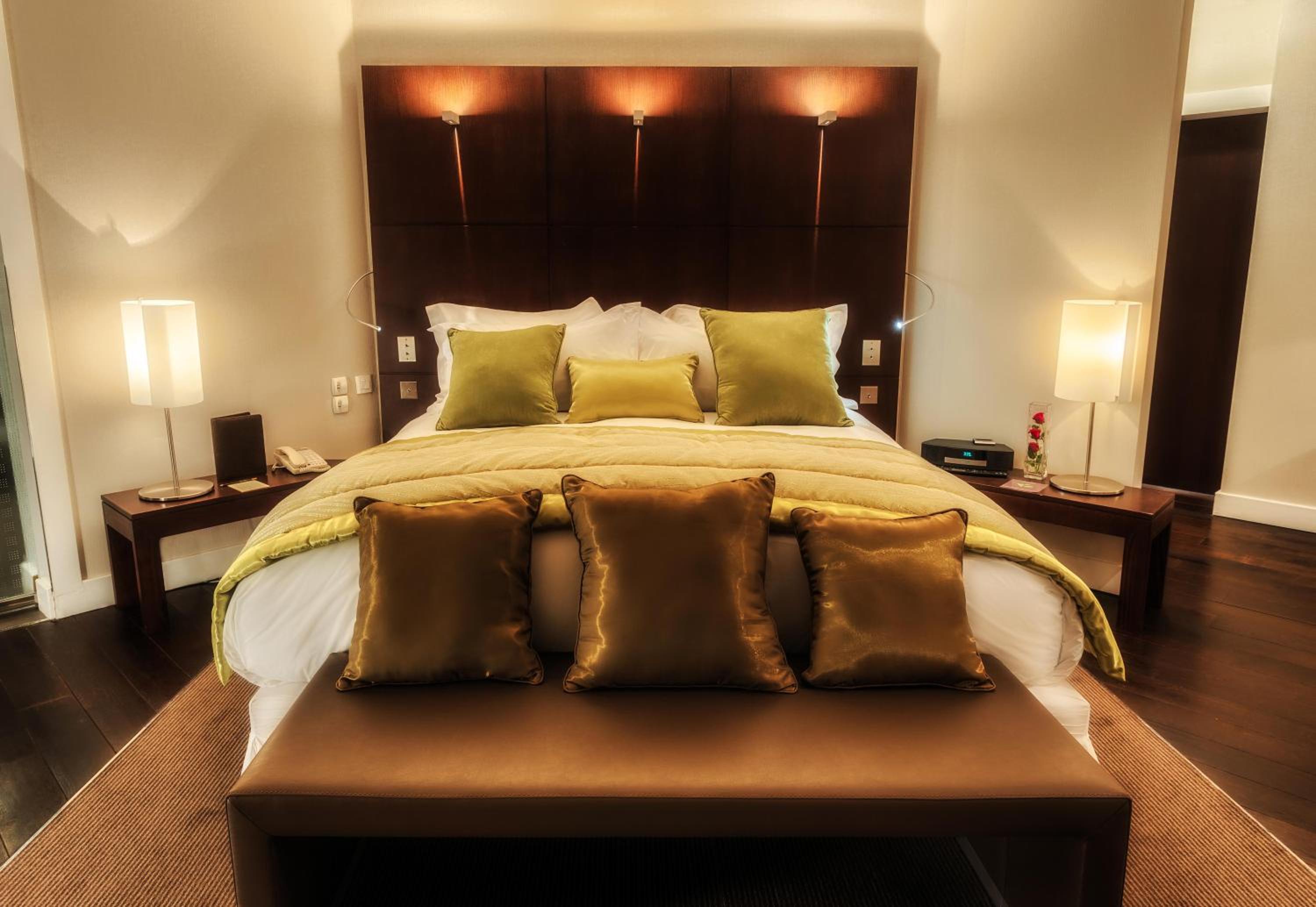 Luxury Club King Room with City View - Photo 11