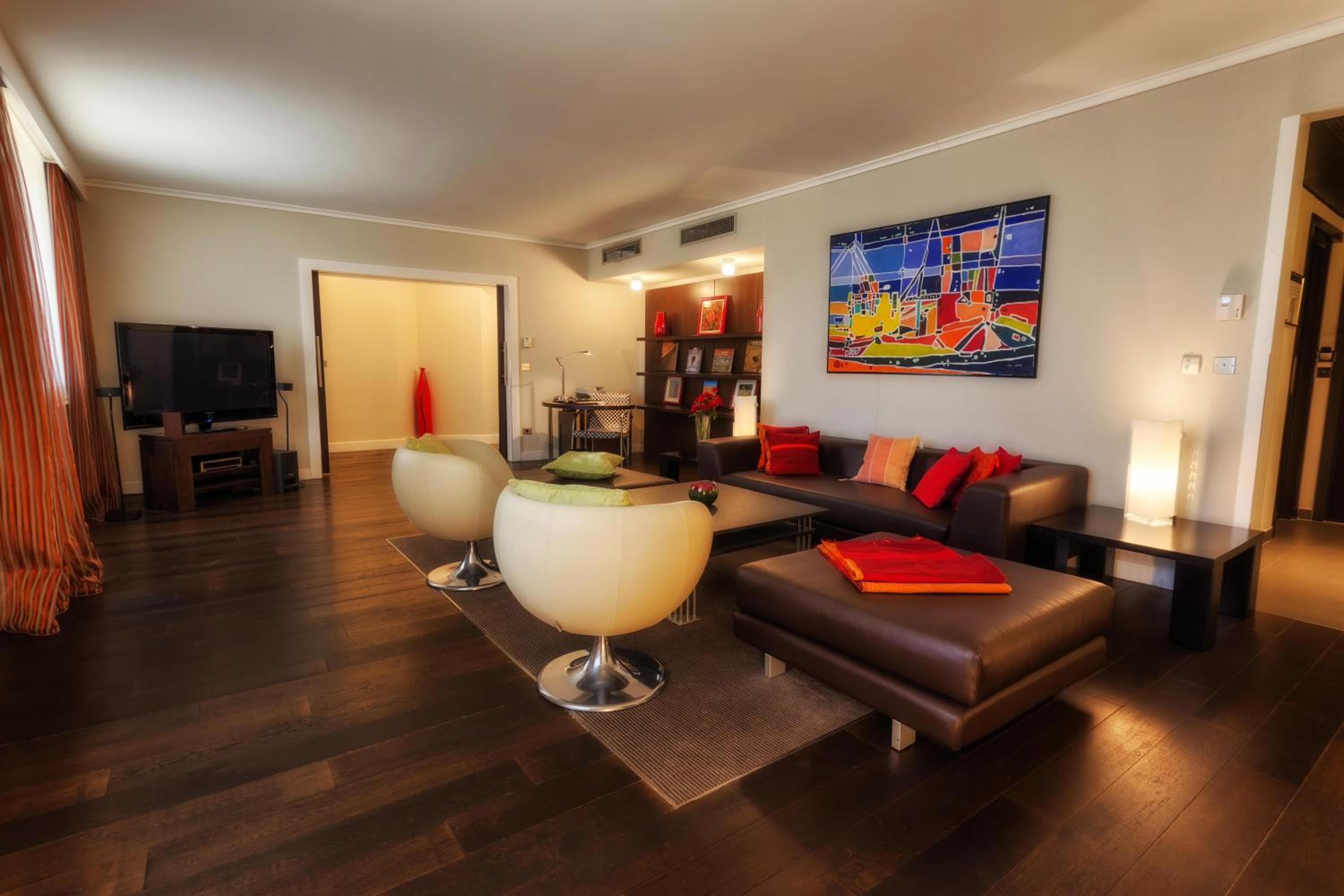 Prestige King Suite with Garden or City View - Photo 16