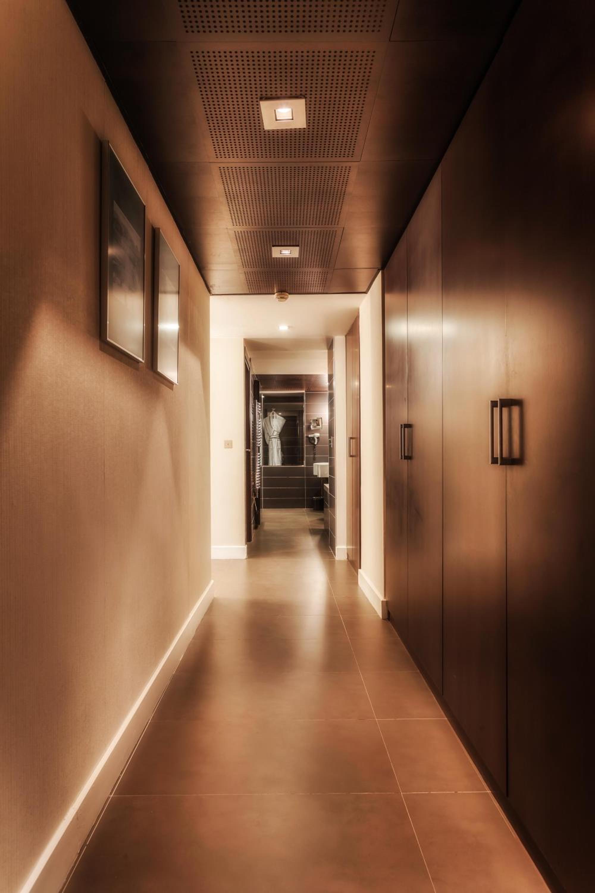 Prestige King Suite with Garden or City View - Photo 13