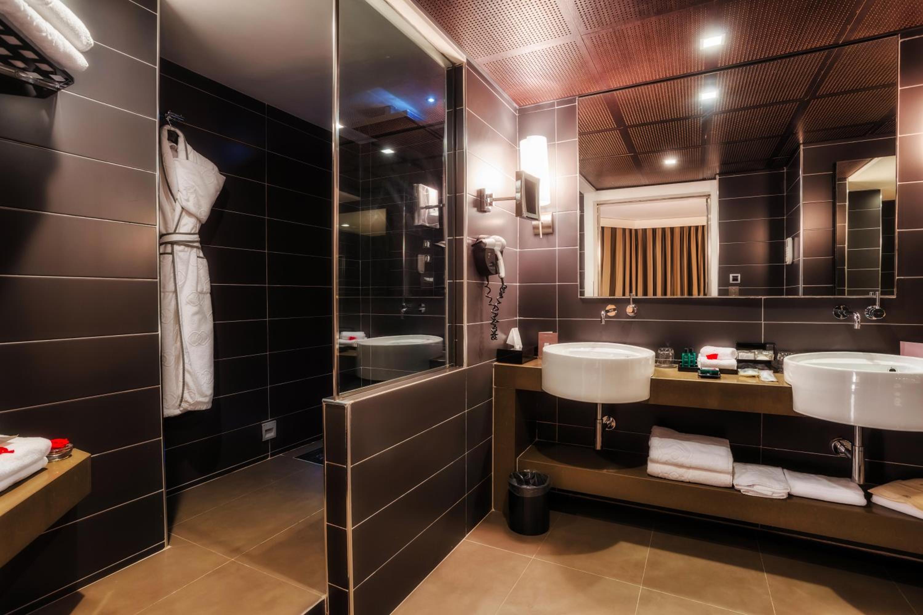 Junior King Suite with Garden or City View - Photo 11
