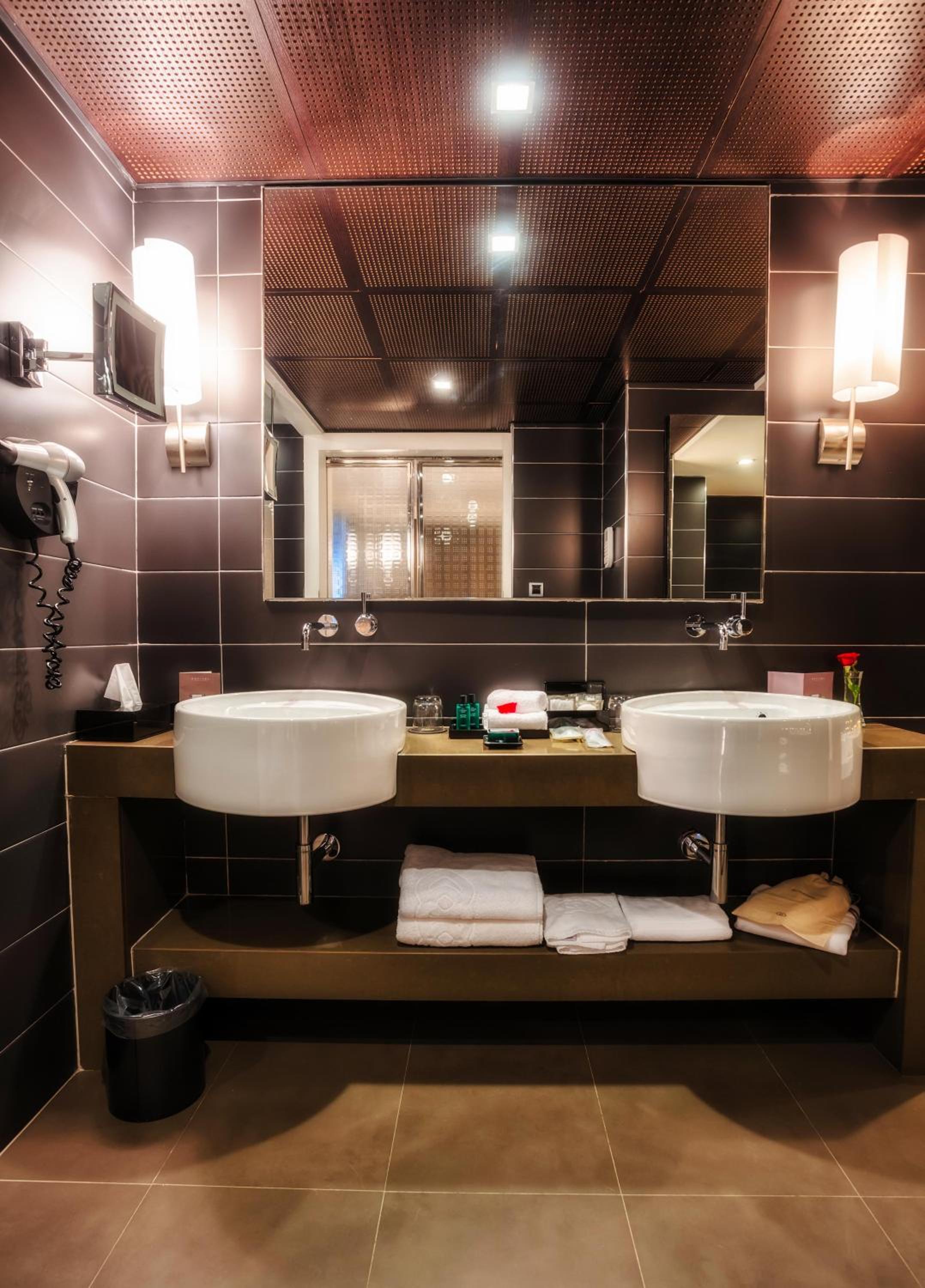 Junior King Suite with Garden or City View - Photo 19