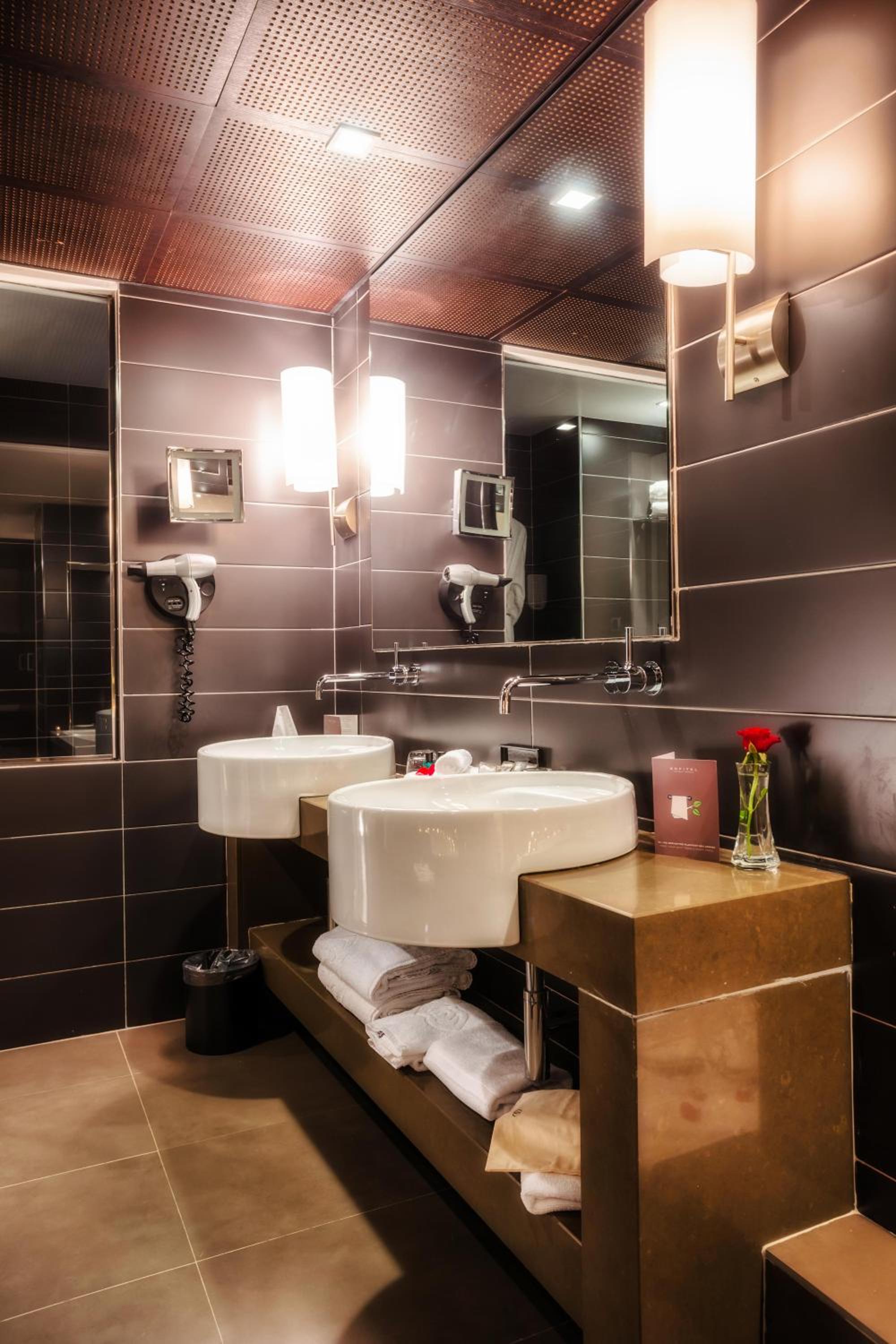 Junior King Suite with Garden or City View - Photo 20