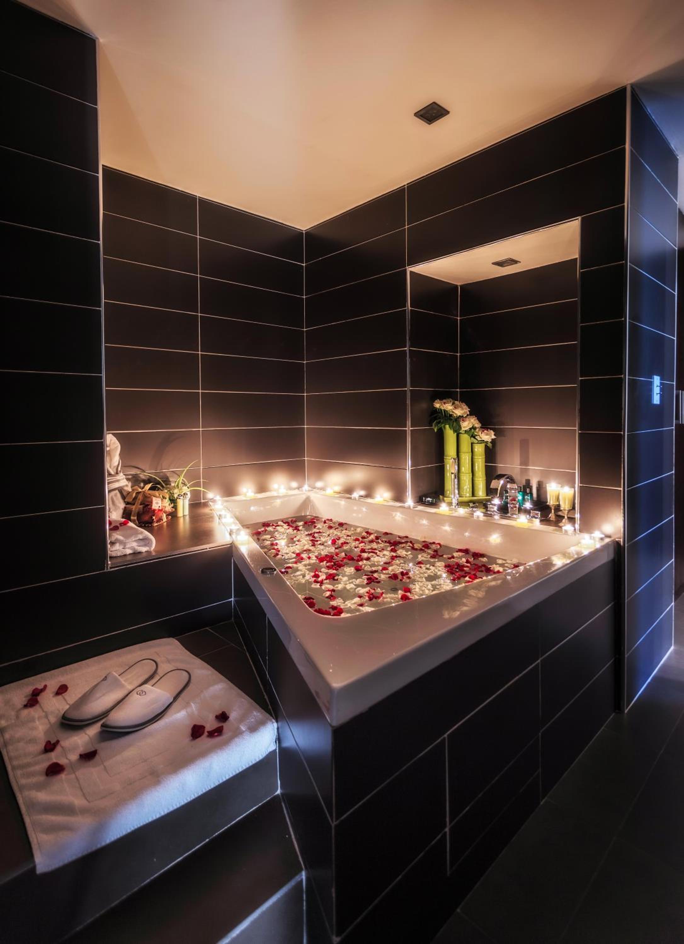 Luxury Club King Room with City View - Photo 5