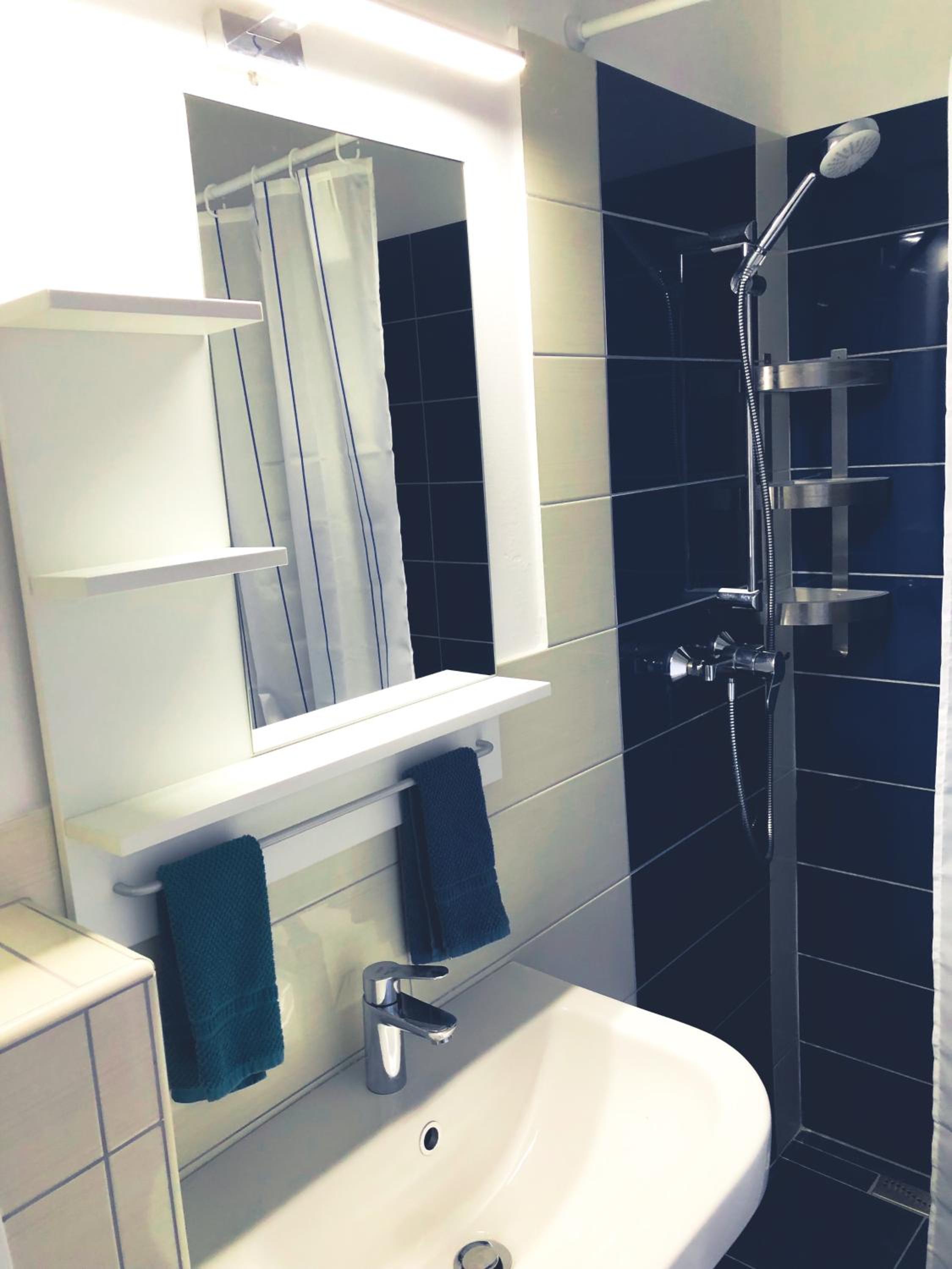 Deluxe Room with Private Bathroom - Photo 3