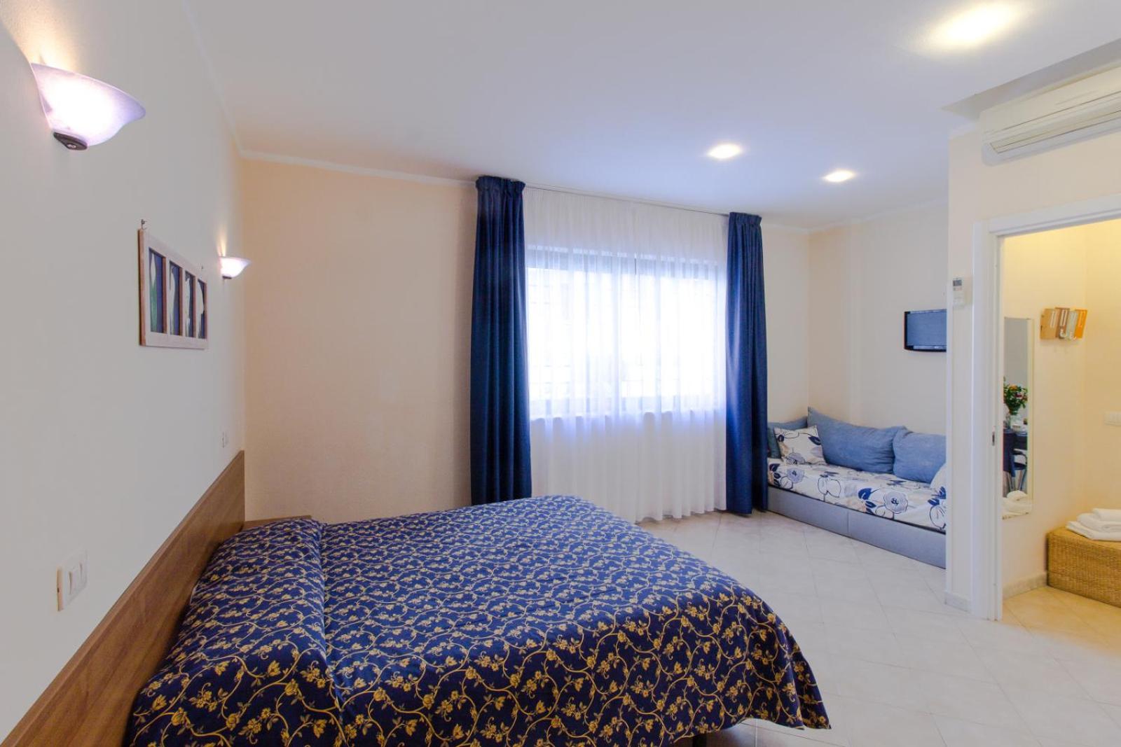 Family One-Bedroom Apartment (6 Adults)