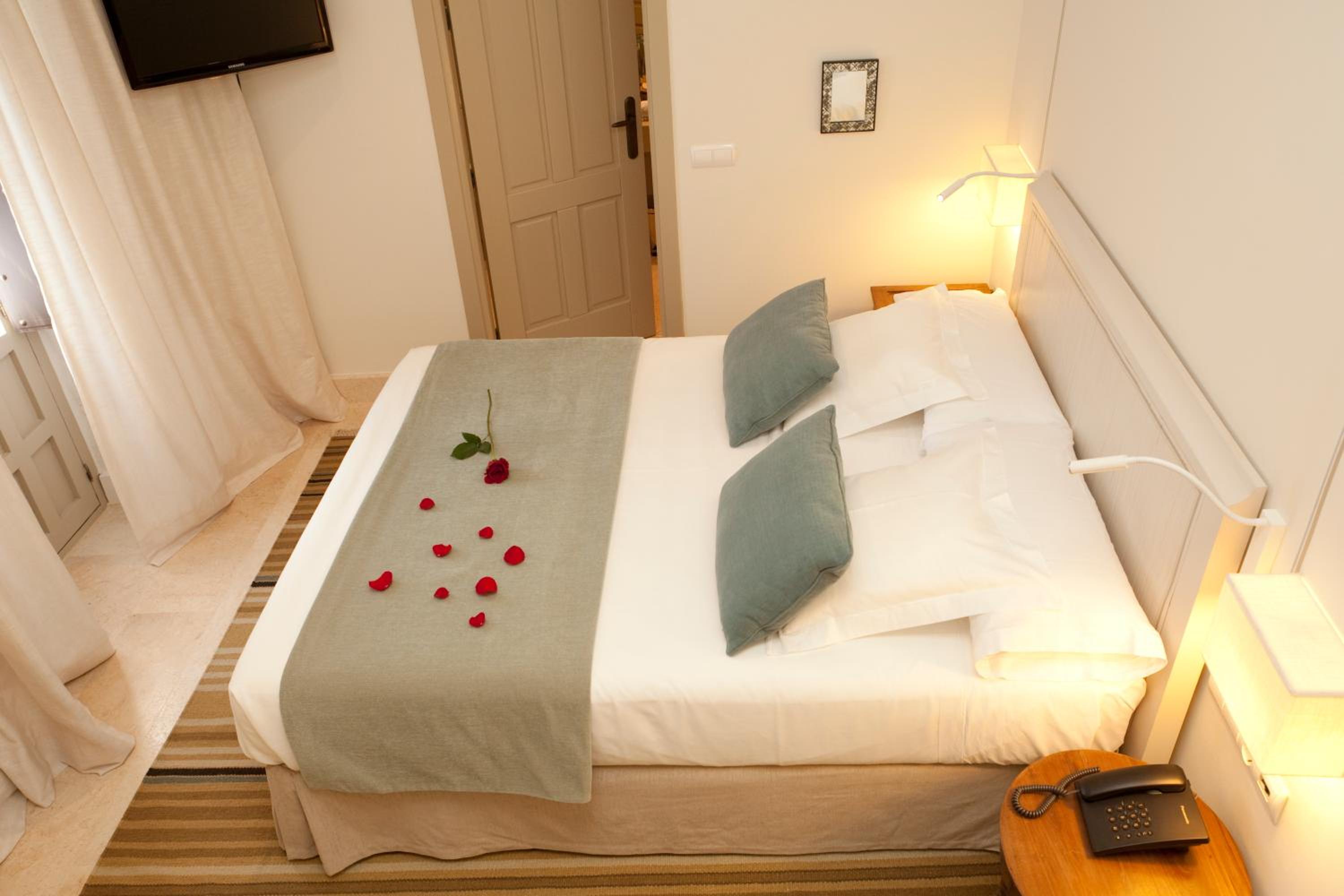 Deluxe Double Room with Terrace - Photo 3
