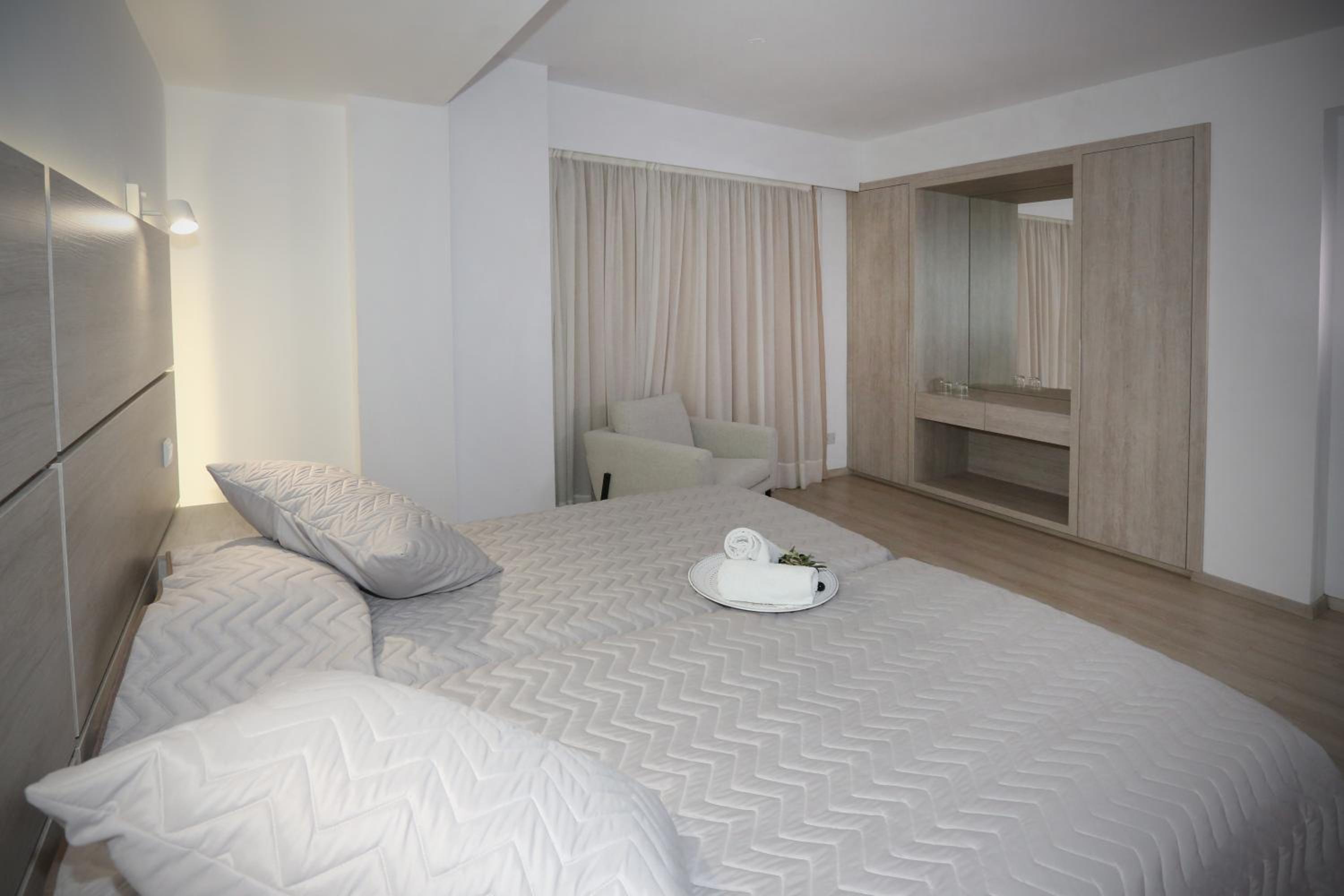 פיר ביץ' דירות נופש לימסול — One-Bedroom Apartment with Sea & City View