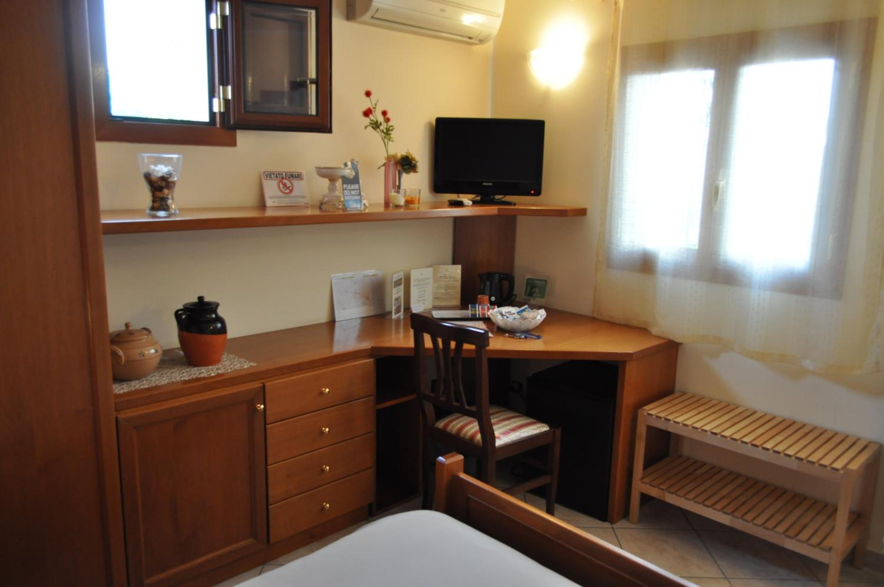 Single Room with Private Bathroom photo 3