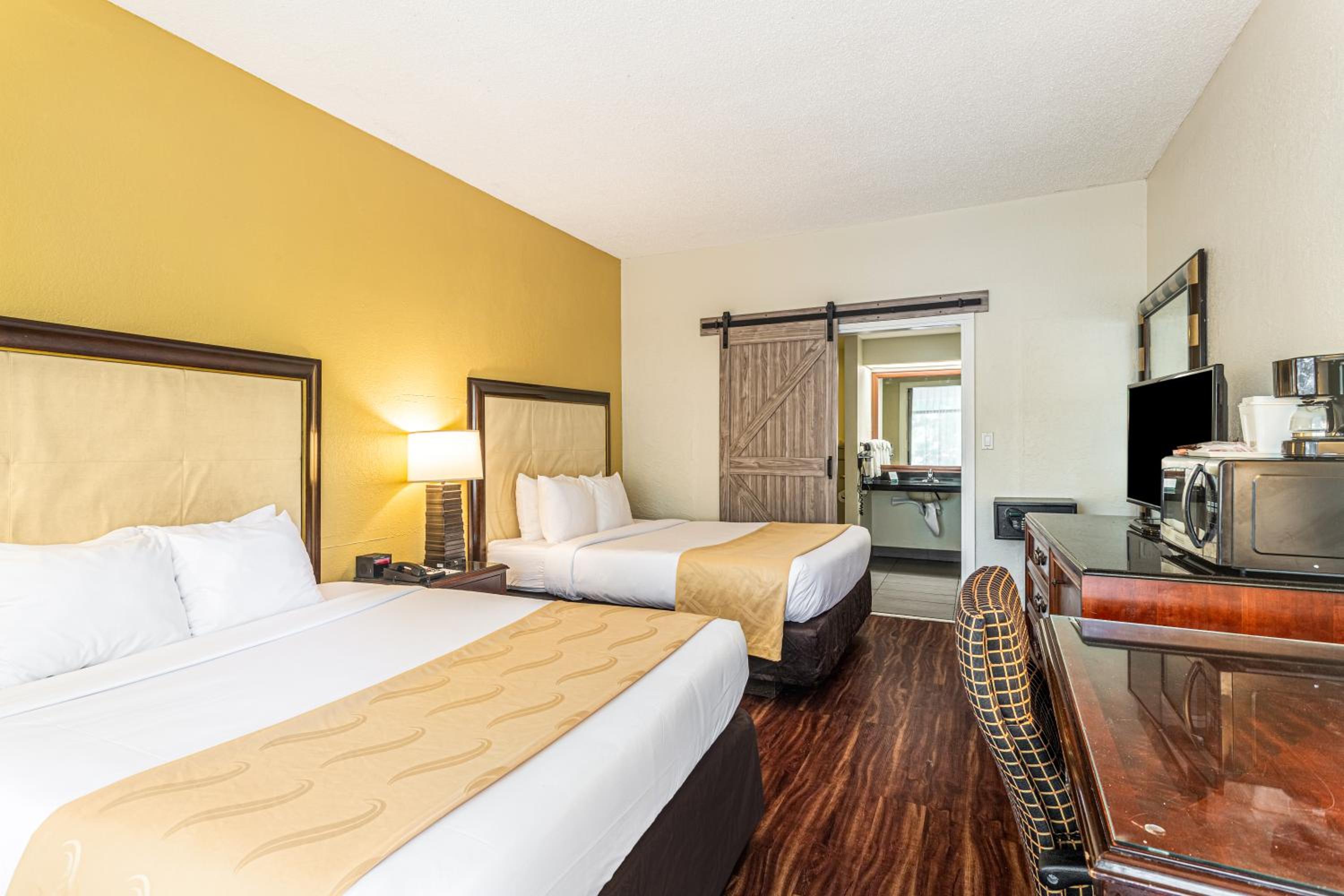 Queen Room With Two Queen Beds - Mobility Accessible/Non-Smoking photo 2