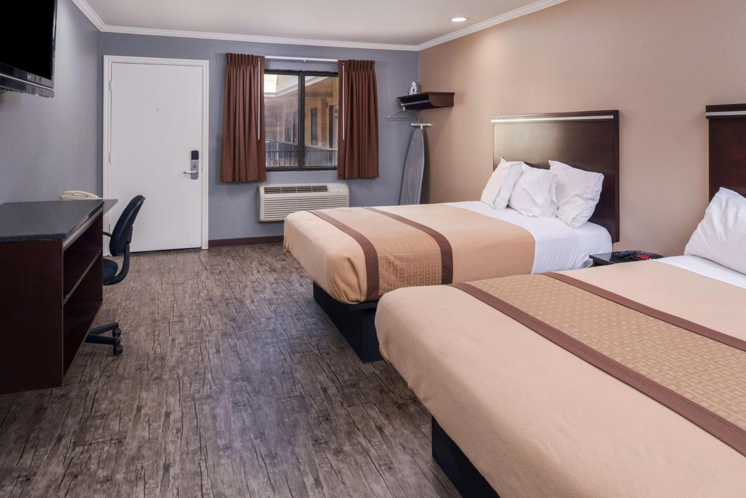 Economy Quadruple Room - Photo 10