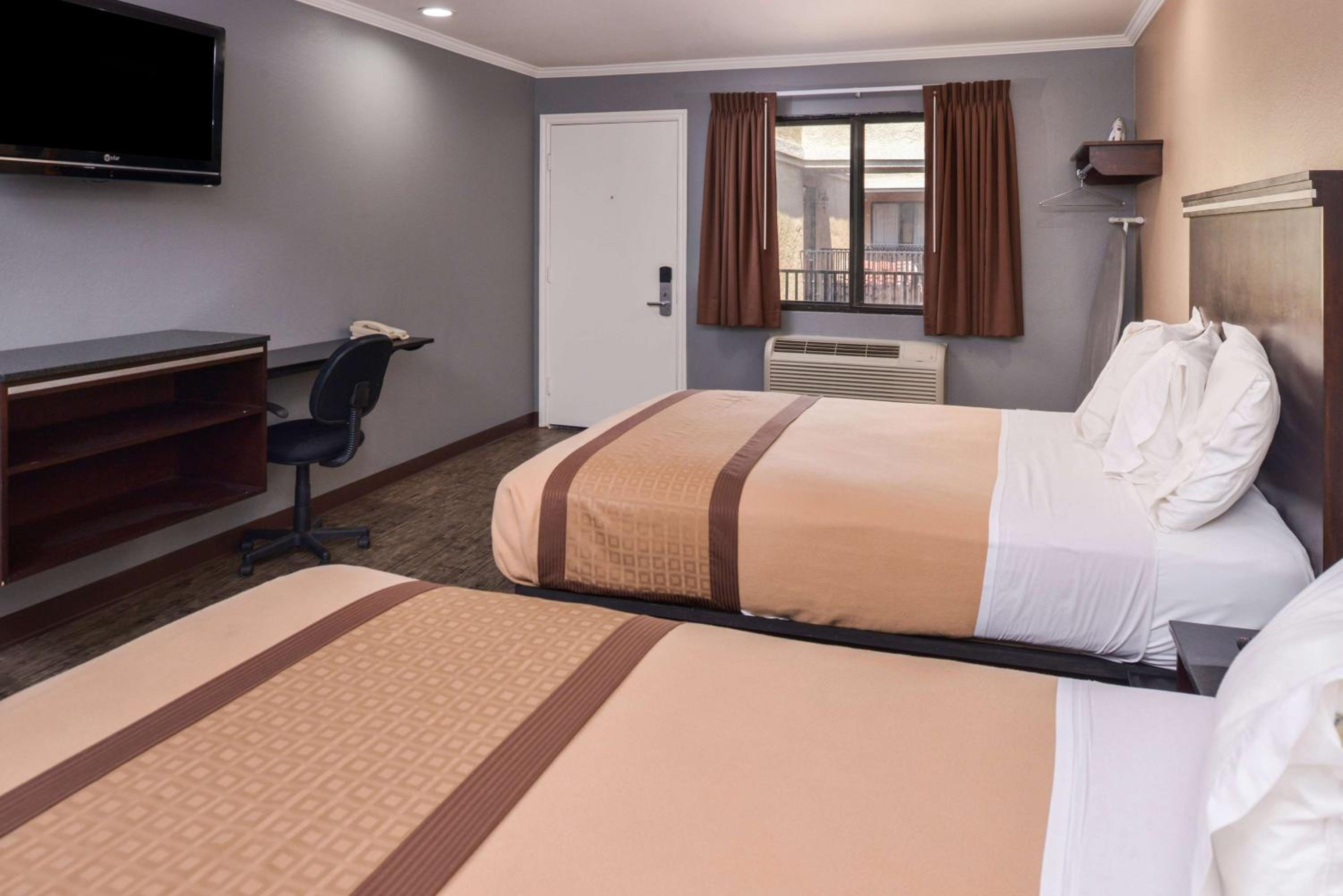 Economy Quadruple Room - Photo 9