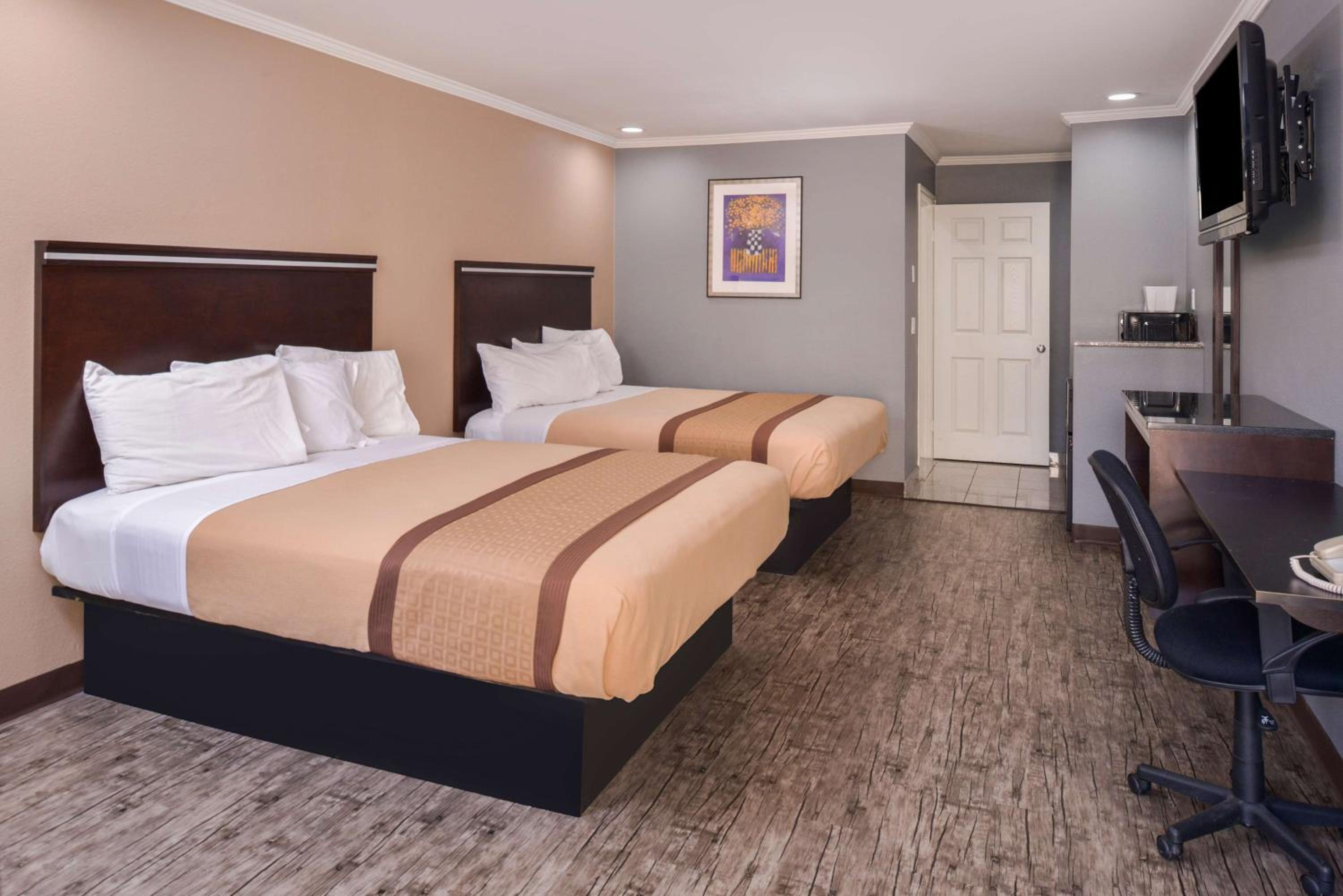 Economy Quadruple Room - Photo 1