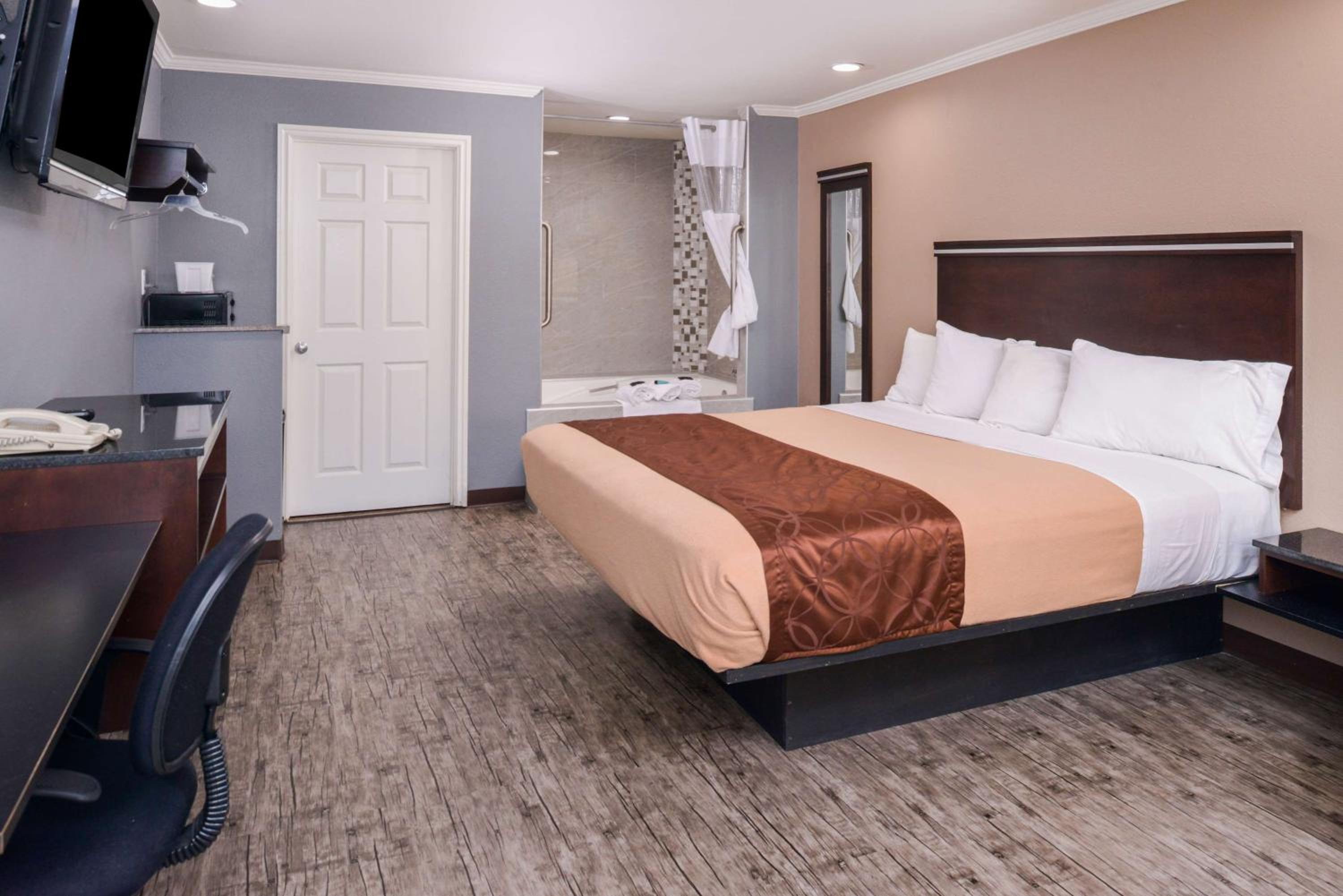 Double Room with Spa Bath photo 1