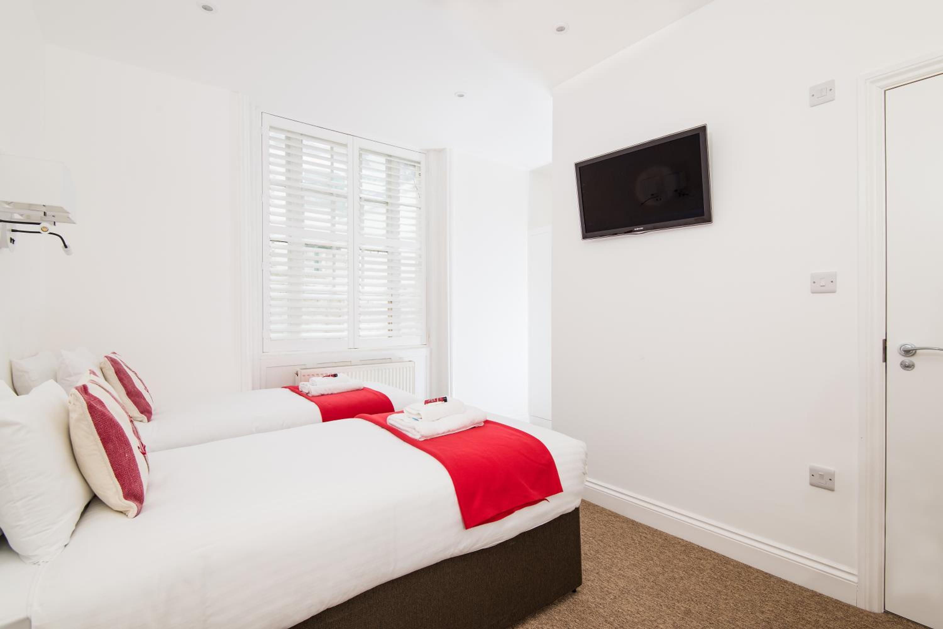 Twin Room with En Suite Bathroom photo 1